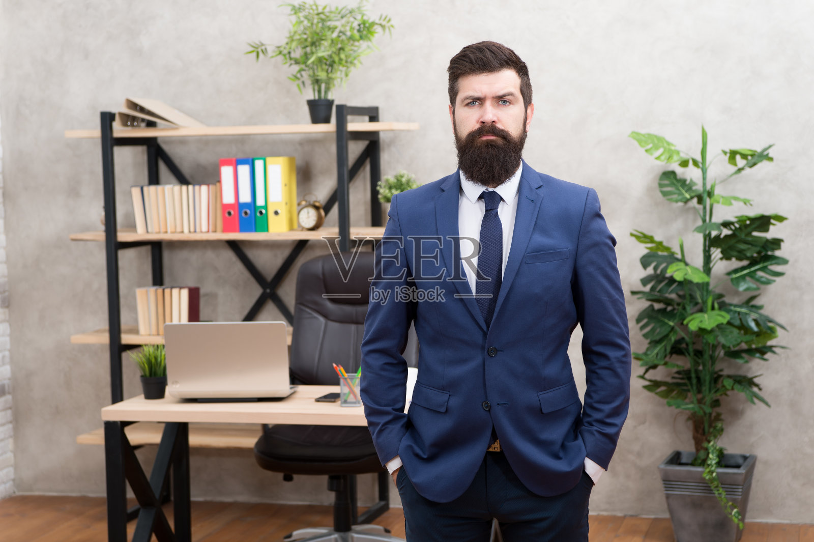 人力资源。招聘的概念。招聘部门。工作面试。欢迎团队成员。招聘专业的职业。人力资源经理。办公室里长着大胡子的招聘经理。招聘人员的职业生涯照片摄影图片