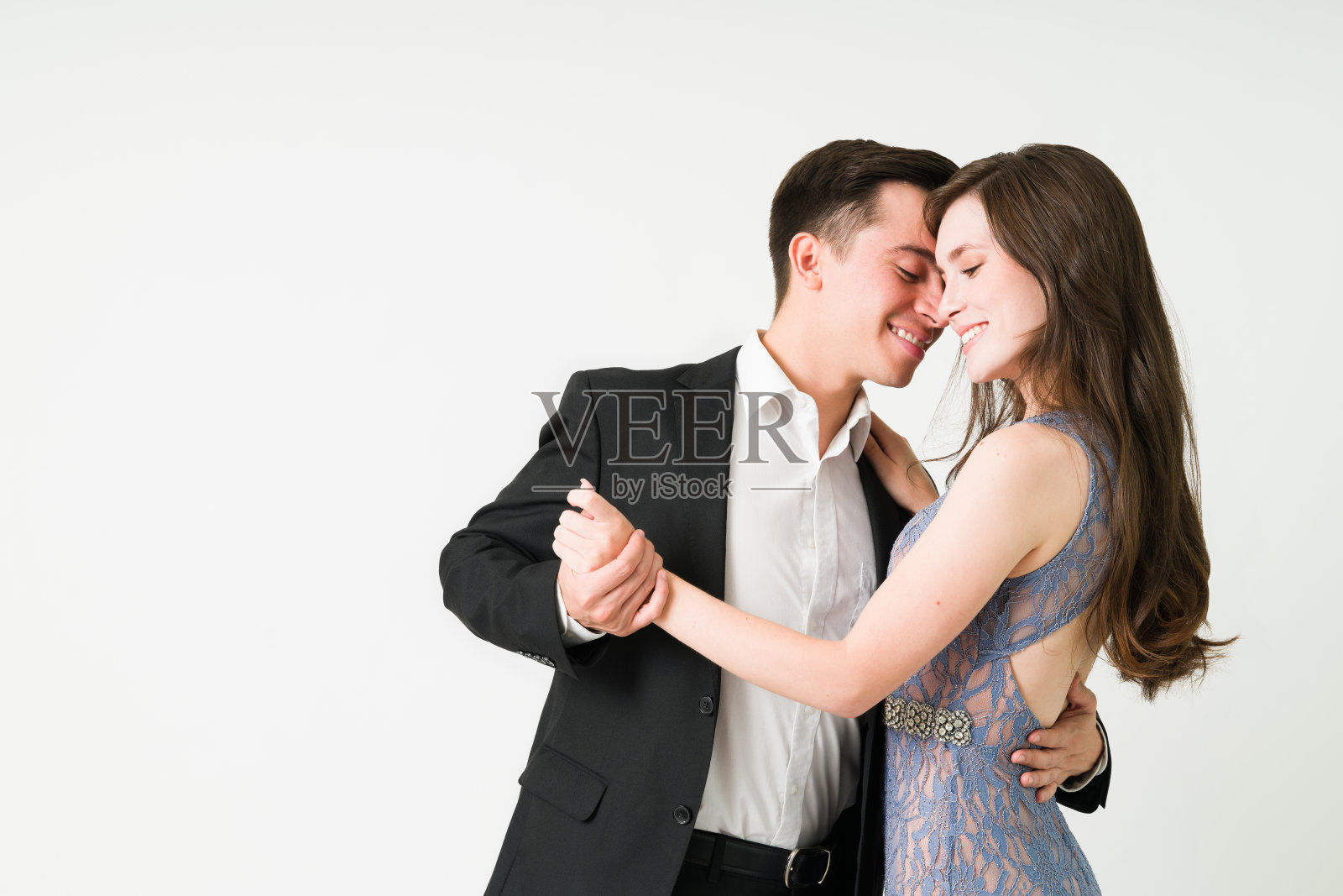 兴奋的夫妇享受着美好的约会照片摄影图片