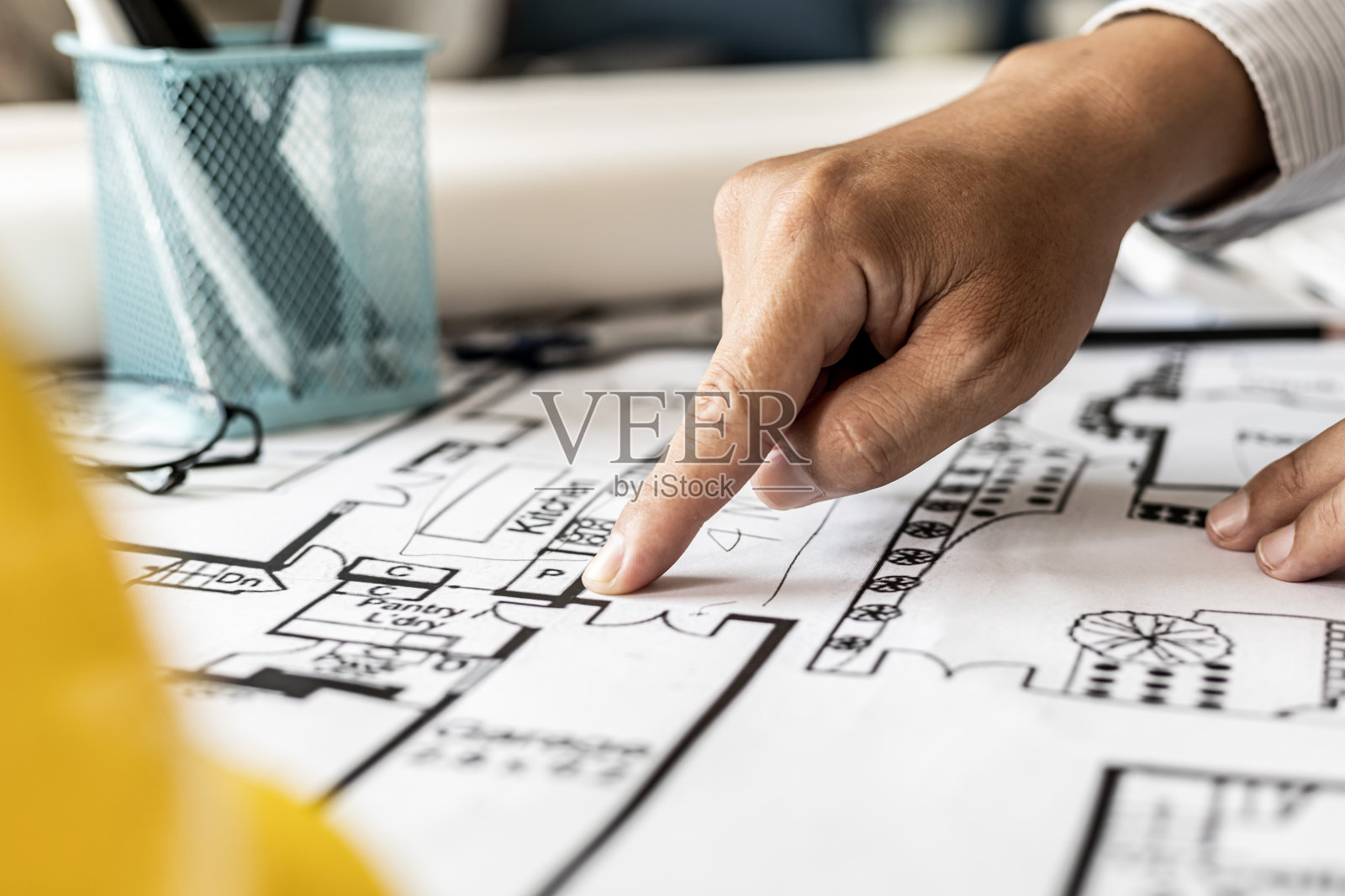 建筑师审查了展示前设计的蓝图，根据房主的要求和建筑标准设计了房子。照片摄影图片