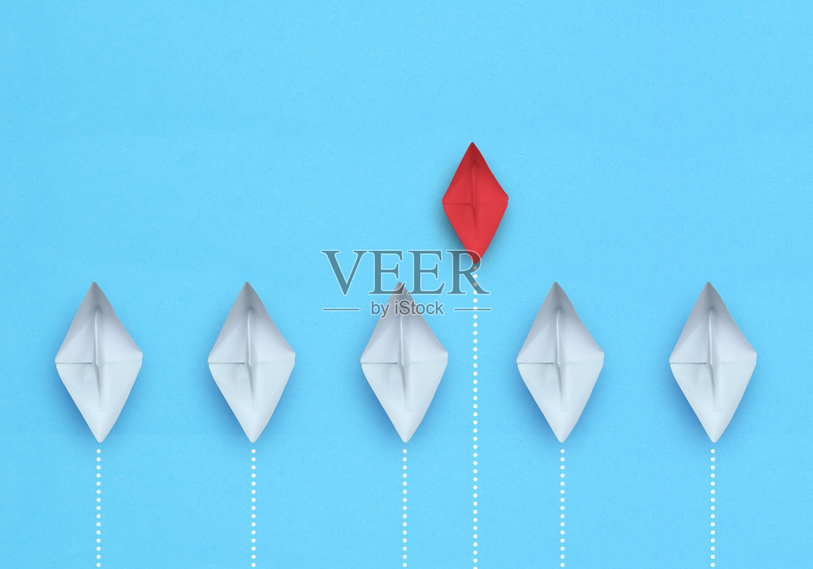 领导理念:红纸船在白色背景的白色船群中领先照片摄影图片