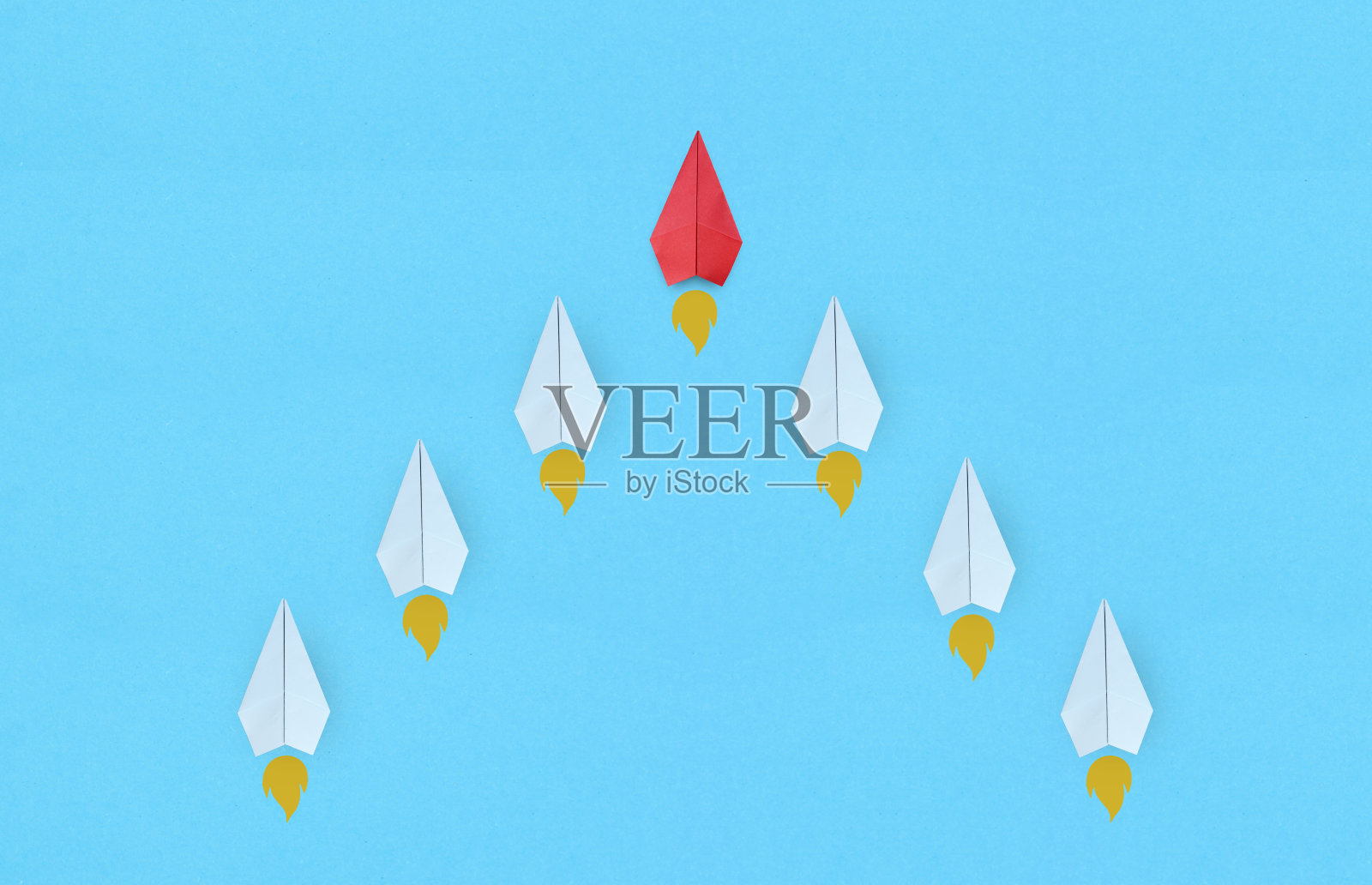 蓝色背景中红色纸飞机引领白色纸飞机的领导力概念2照片摄影图片