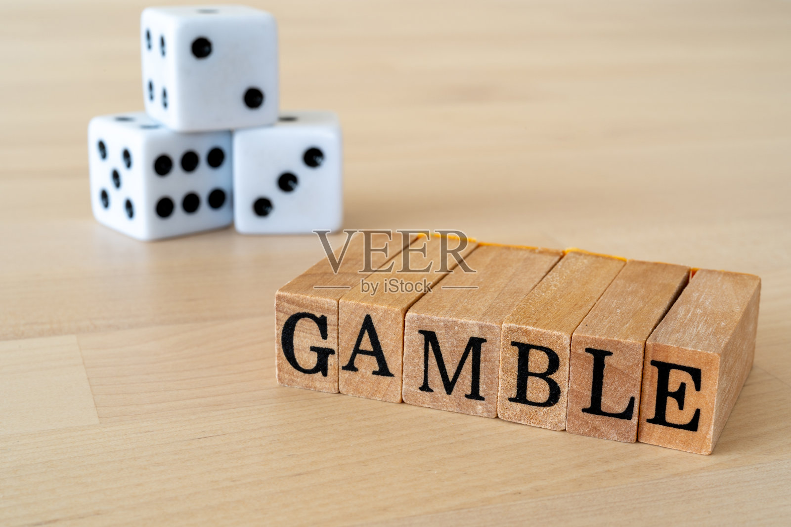 赌博;木制邮票与“赌博”文本的概念和三个骰子。照片摄影图片