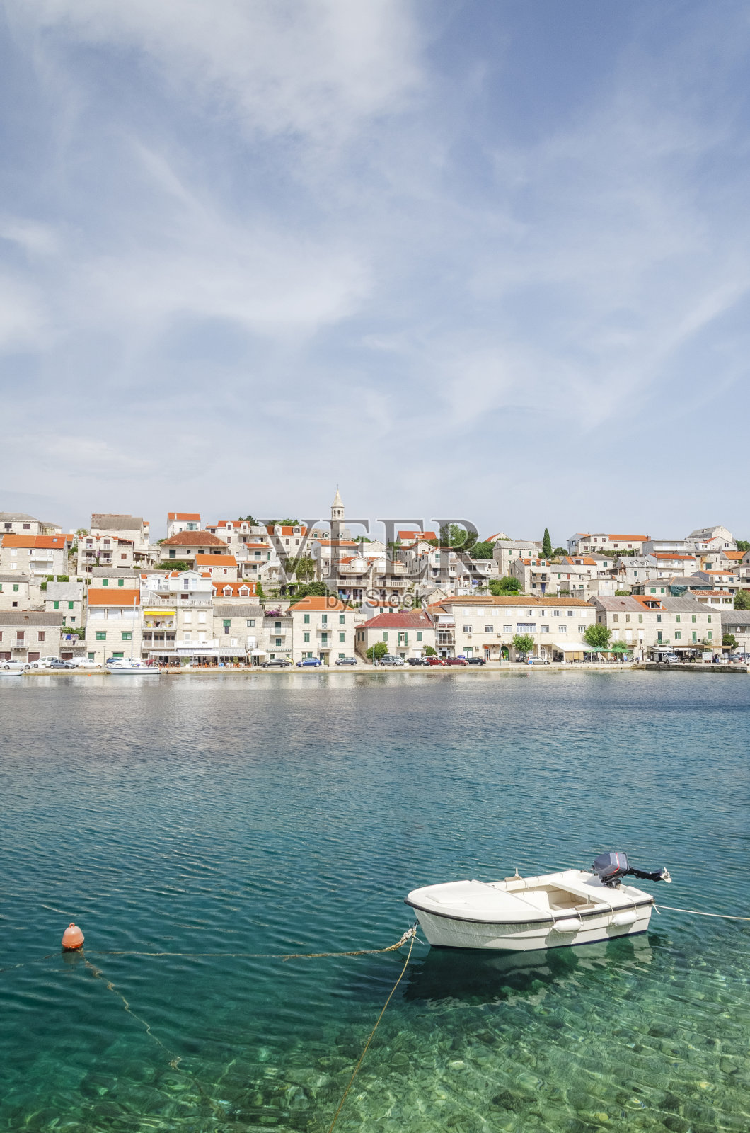 波夫拉村风景如画的海湾。Povlja位于克罗地亚布拉茨岛东北海岸的一个天然港口照片摄影图片