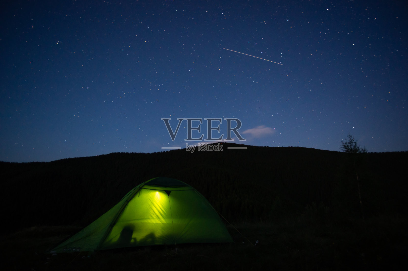 美丽的夜景，在山间搭帐篷度假照片摄影图片