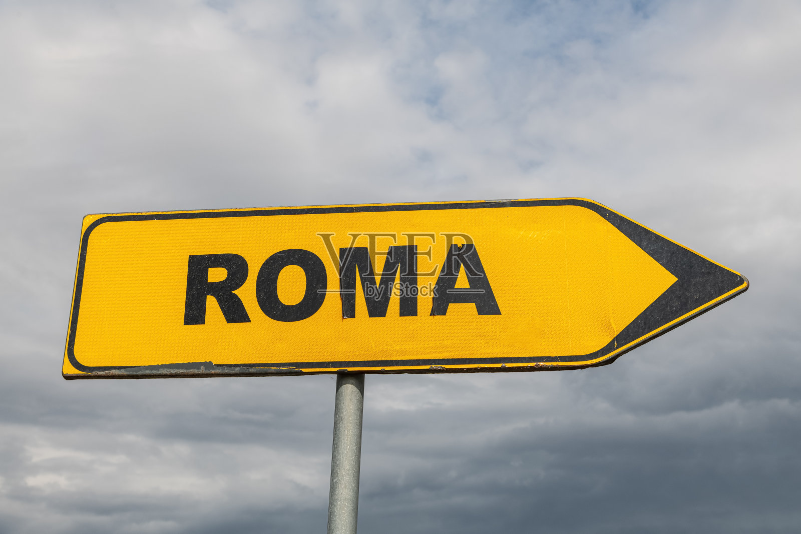 黄色带箭头的金属路标-“罗马”照片摄影图片