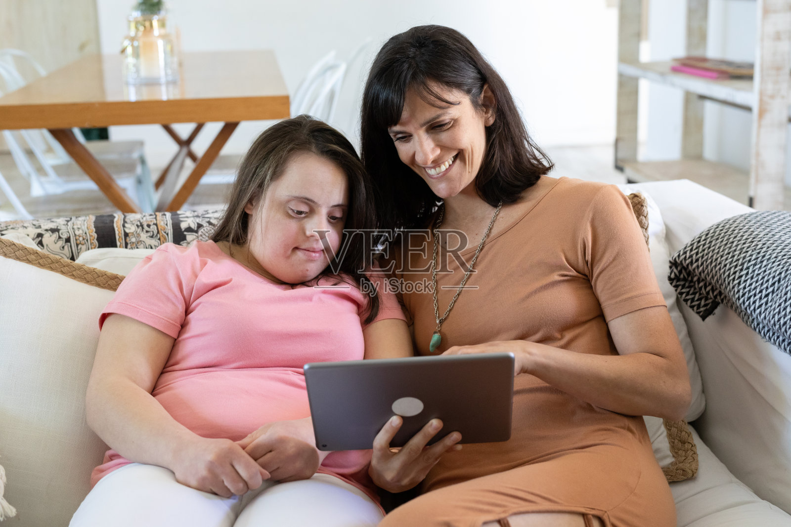 姐妹使用平板电脑照片摄影图片