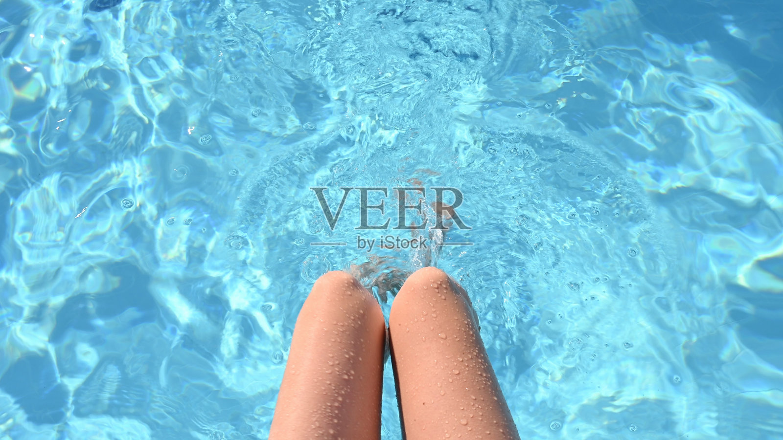 女性的腿在泳池里照片摄影图片