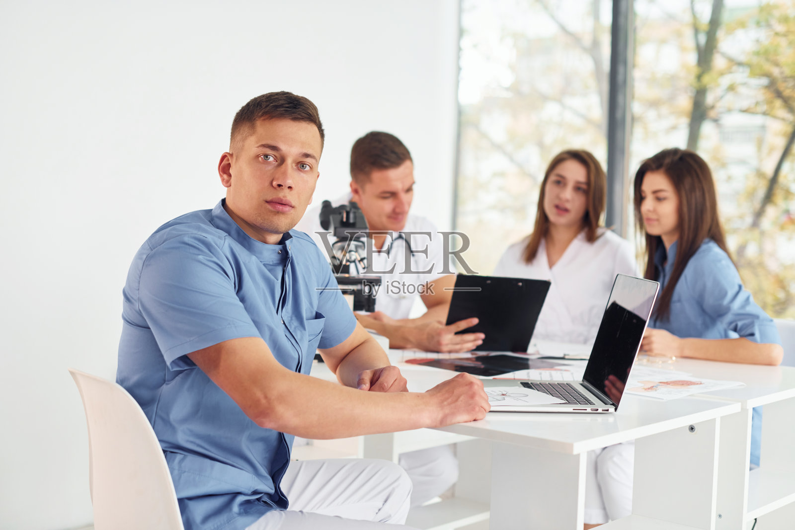 一群年轻医生在现代化的办公室里一起工作照片摄影图片