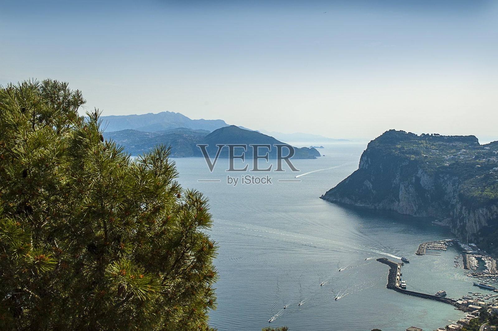 从意大利卡普里岛的阿纳卡普里俯瞰港口照片摄影图片