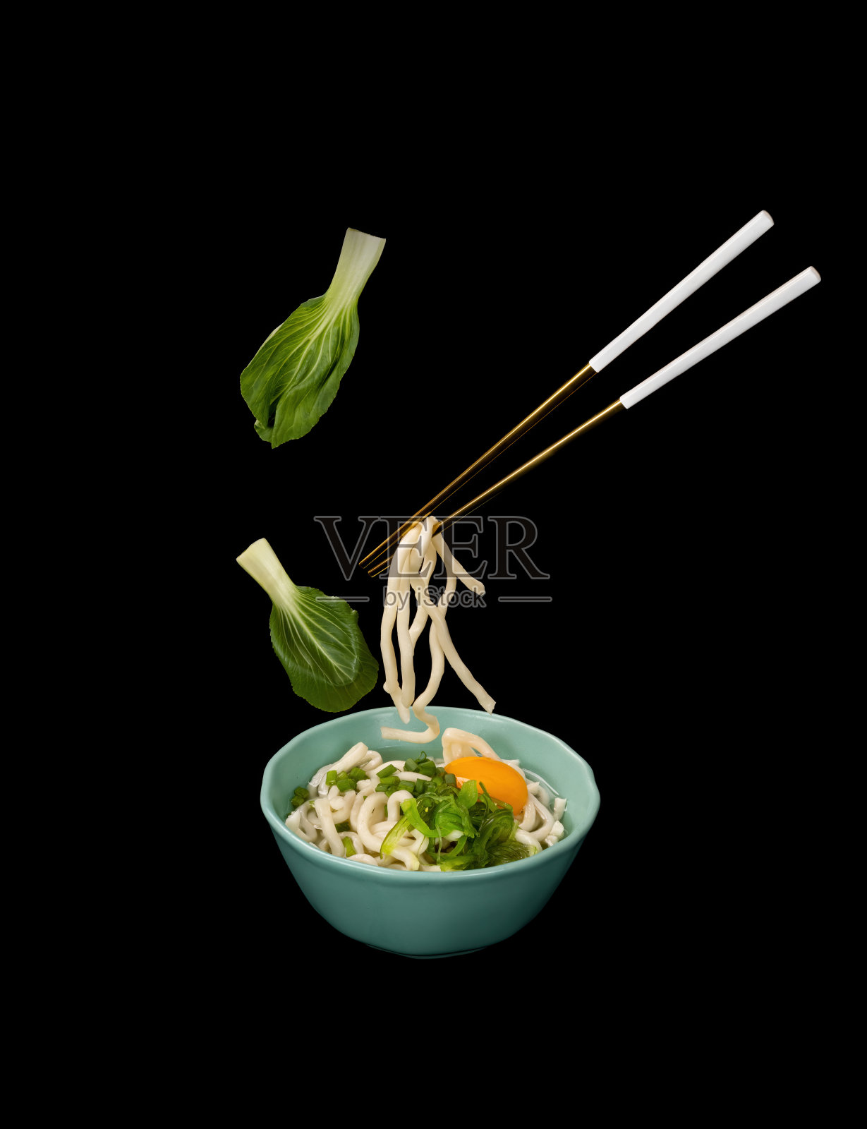 日本面条或U-don在一对金色筷子悬浮照片摄影图片