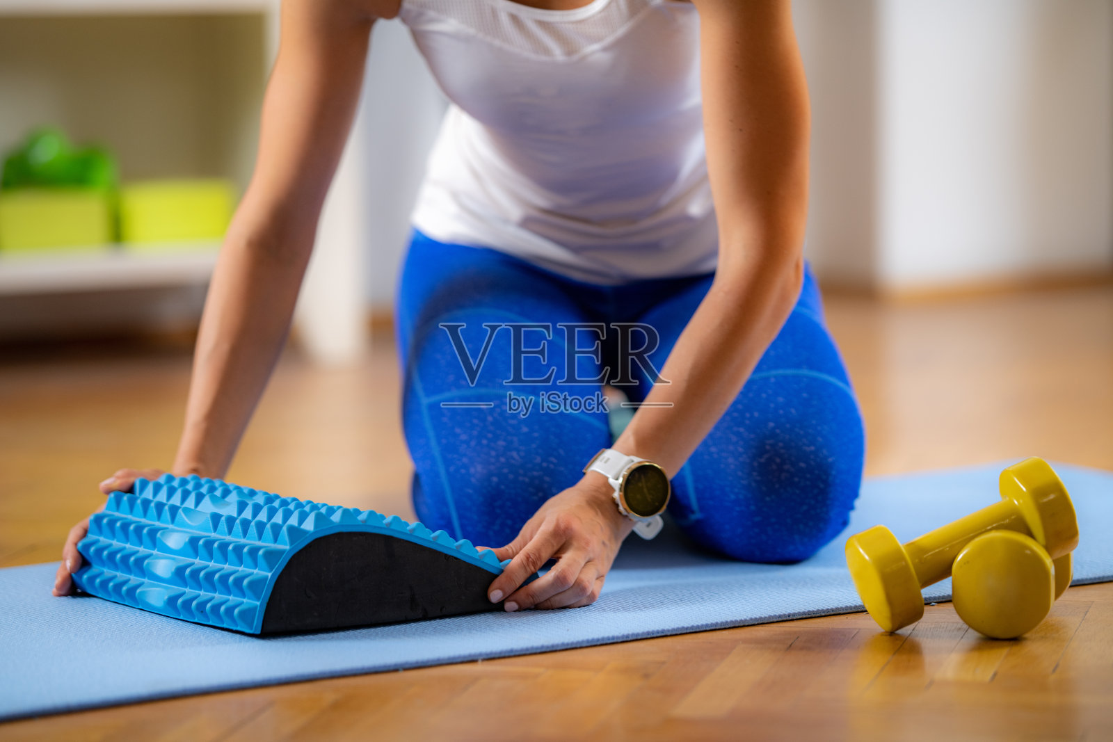 减压装置。妇女伸展背部疼痛缓解。照片摄影图片