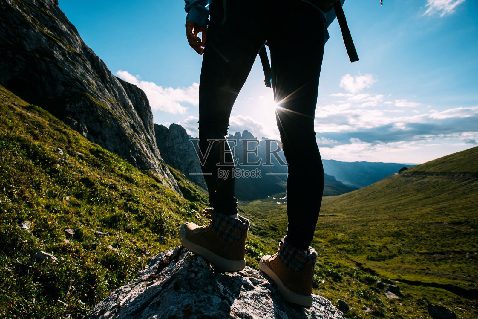 成功女性背包客徒步于日落高山山顶照片摄影图片