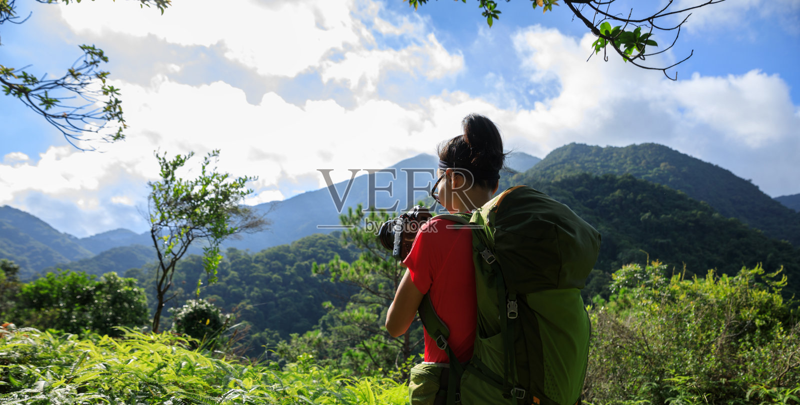 女摄影师在夏天的山上拍照照片摄影图片