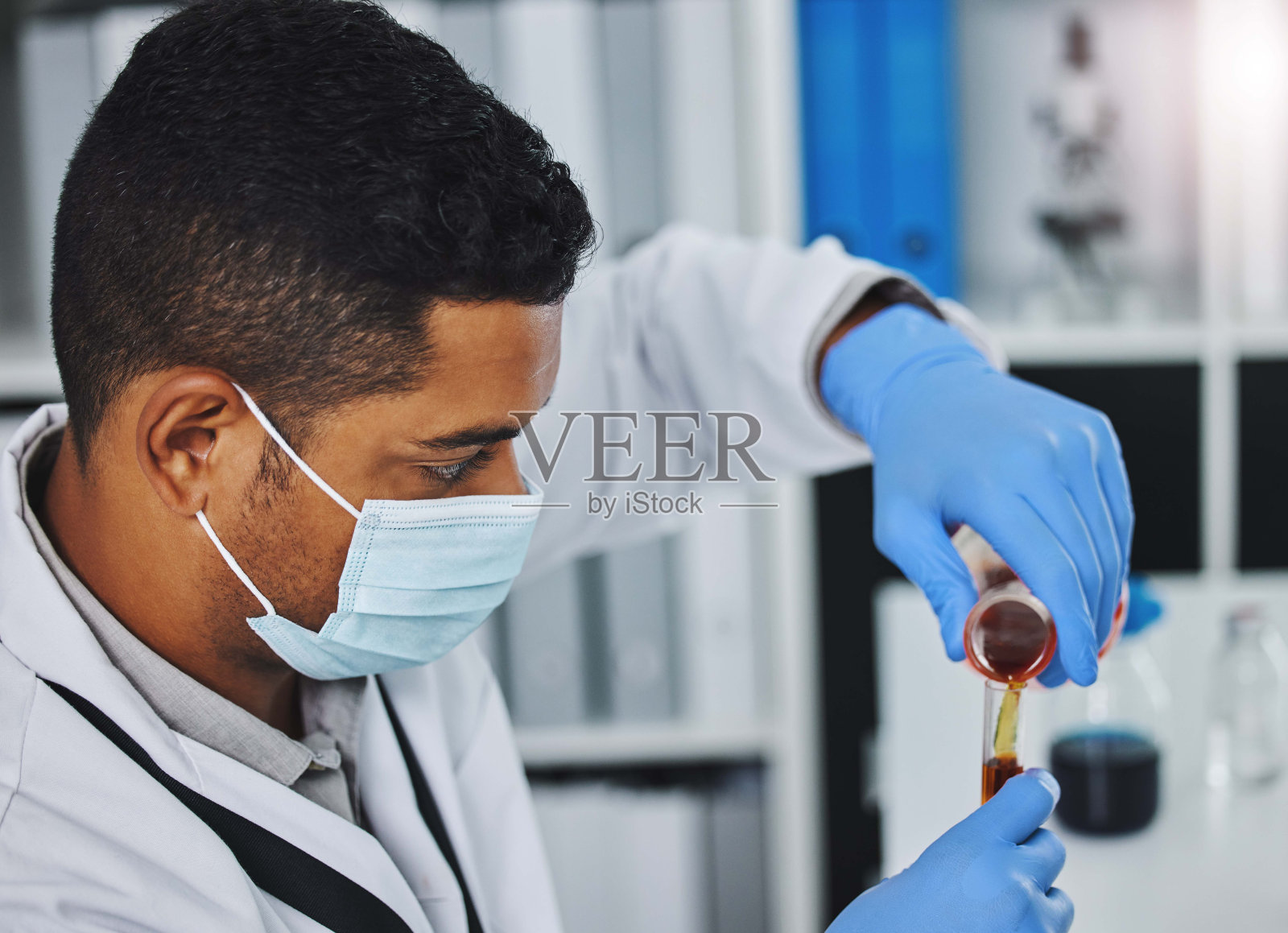 一名年轻男性研究员在实验室工作照片摄影图片