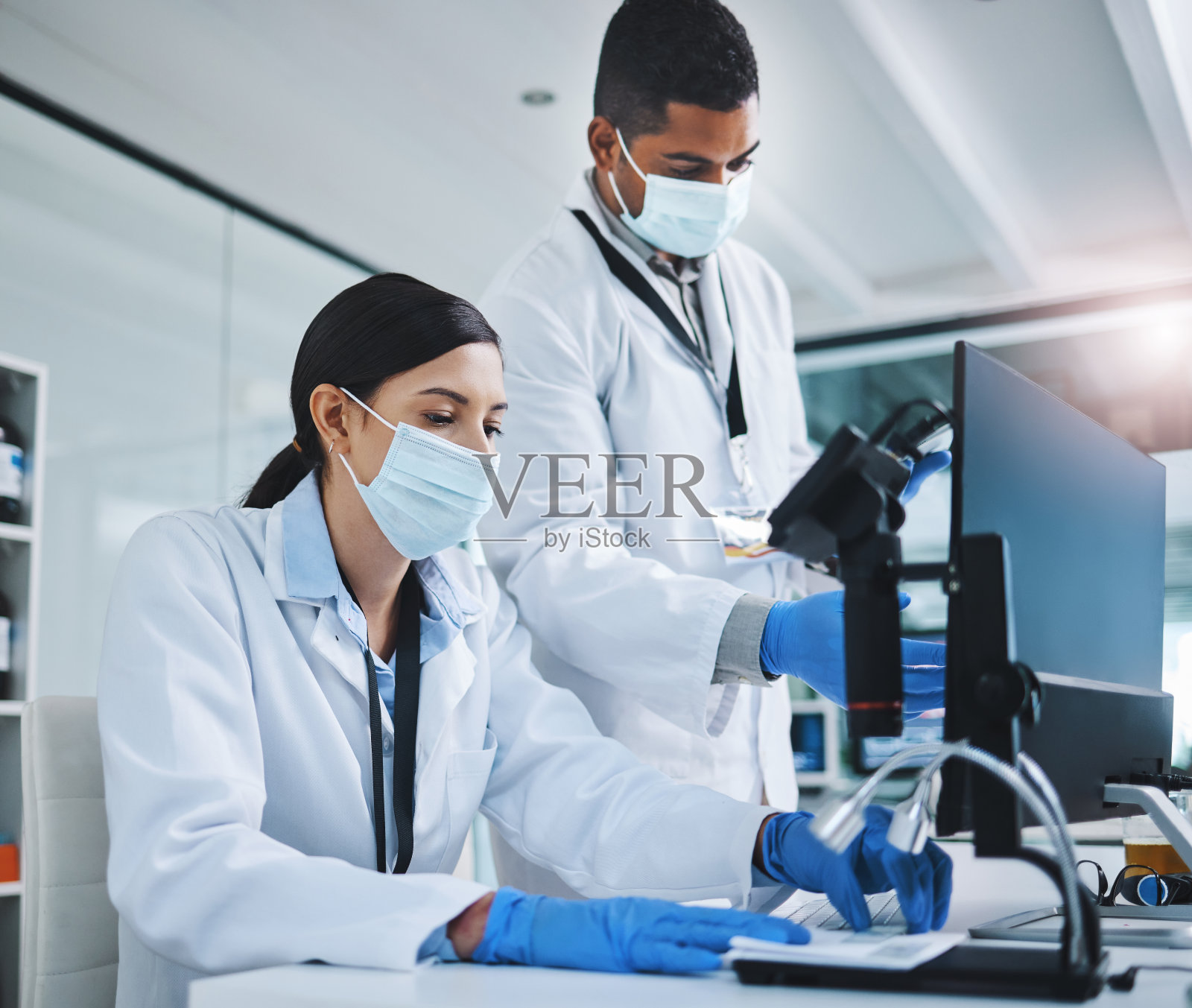 两名年轻研究人员在实验室使用电脑的照片照片摄影图片