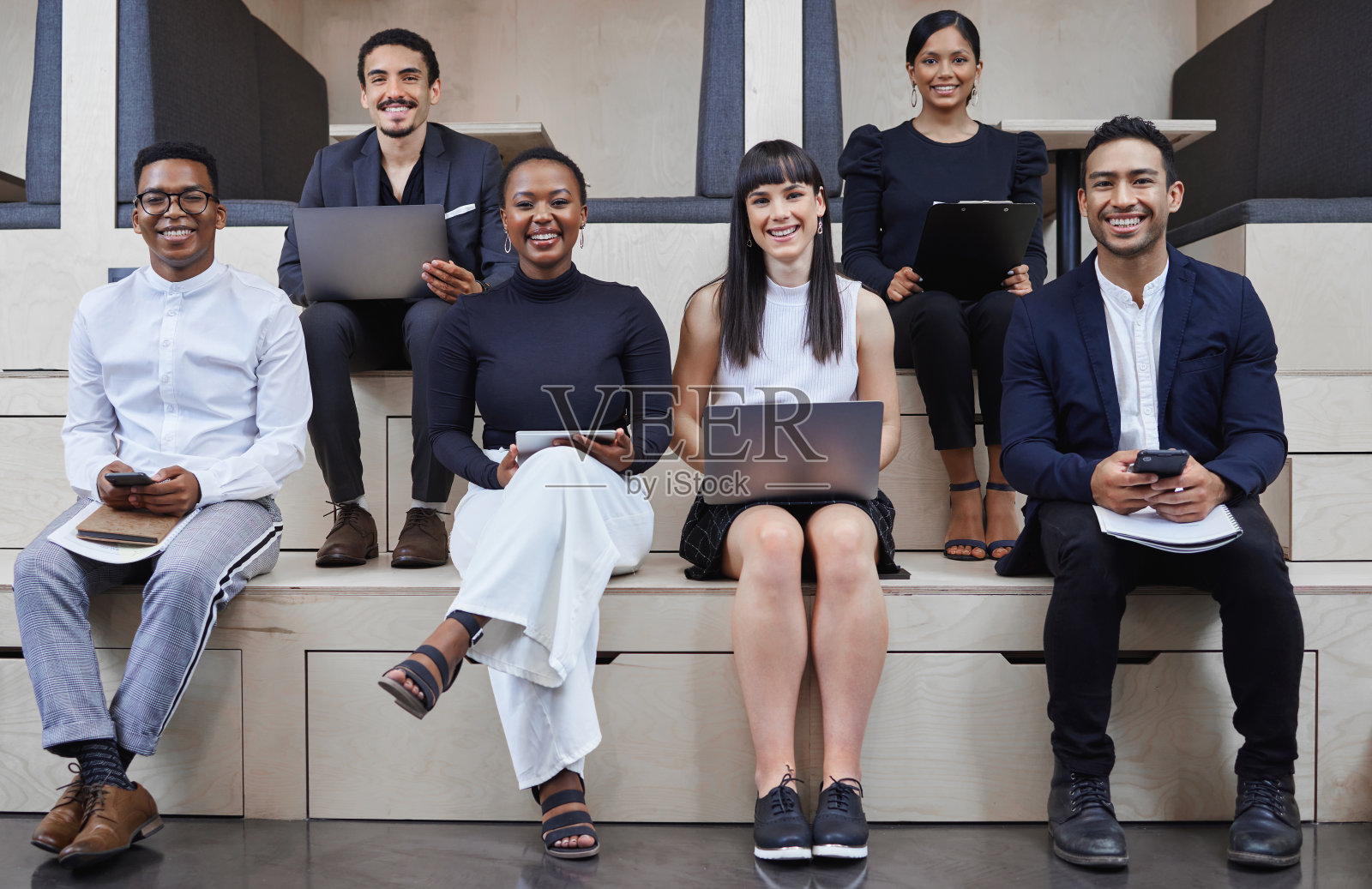 一群商人在咖啡馆里一起工作照片摄影图片