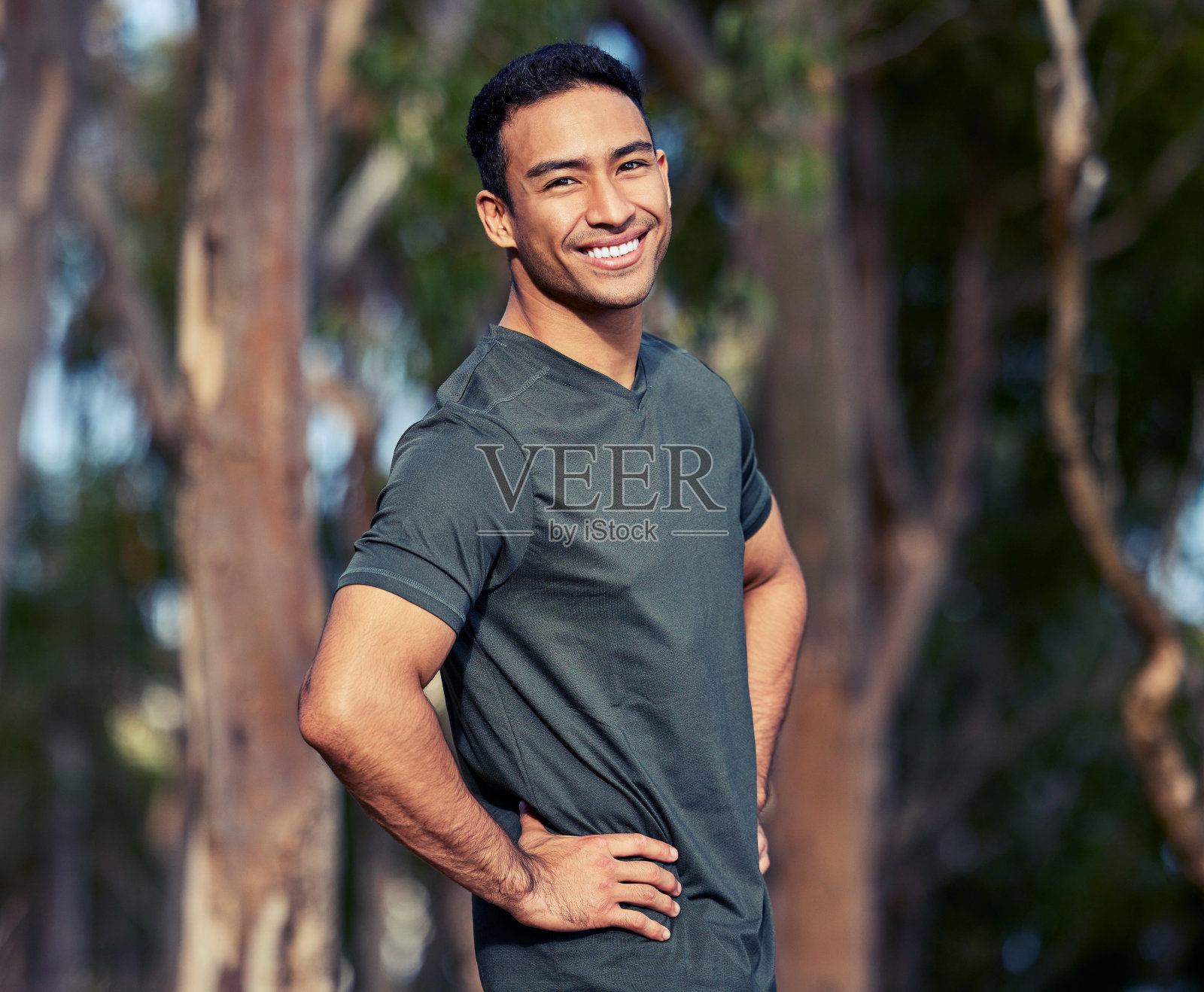 一个运动的年轻人在户外锻炼的肖像照片摄影图片