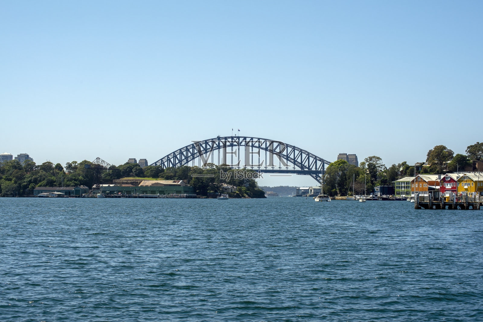 澳大利亚新南威尔士州悉尼，从水面上看悉尼海港大桥照片摄影图片
