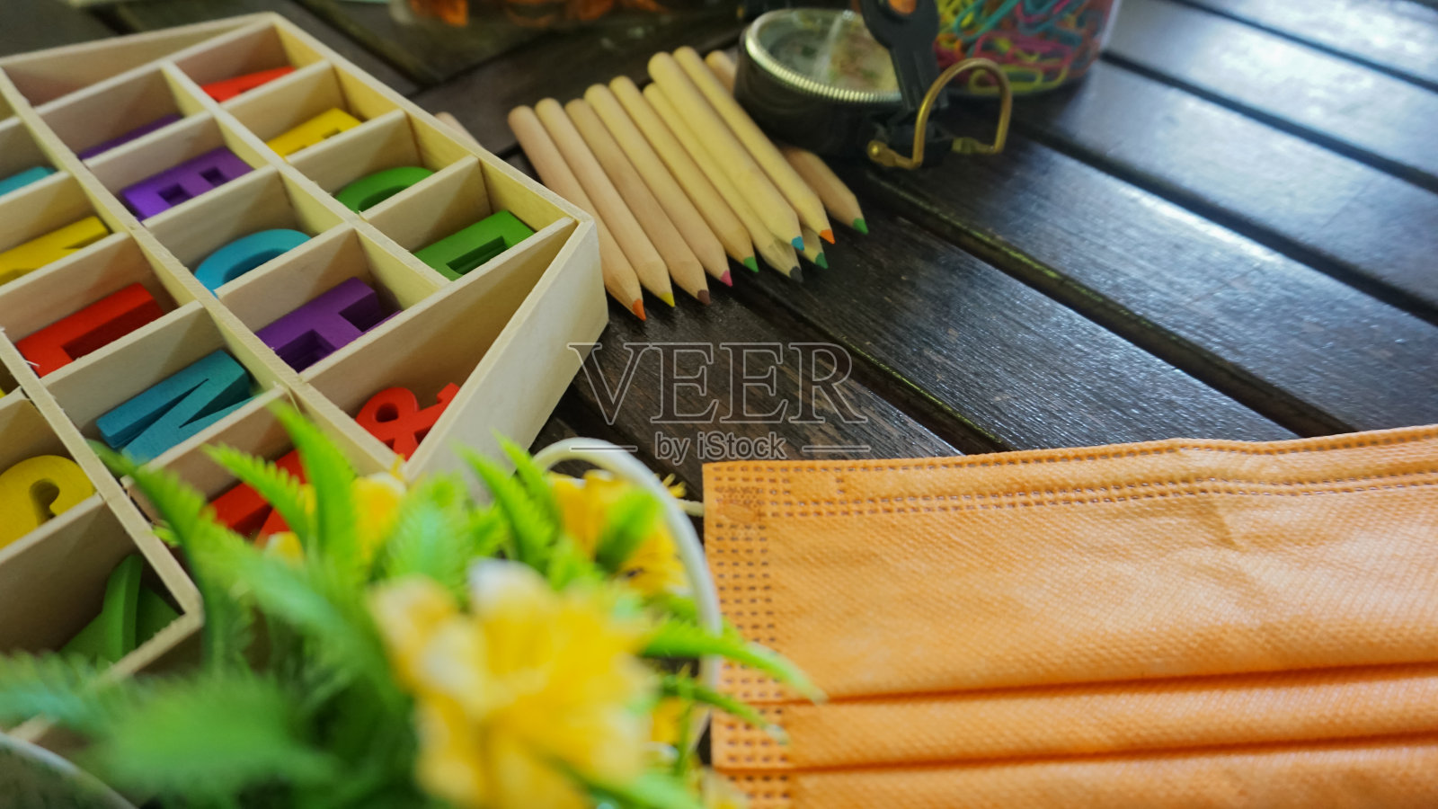 木箱上的彩色字母。提供创意艺术品。概念上的图像照片摄影图片