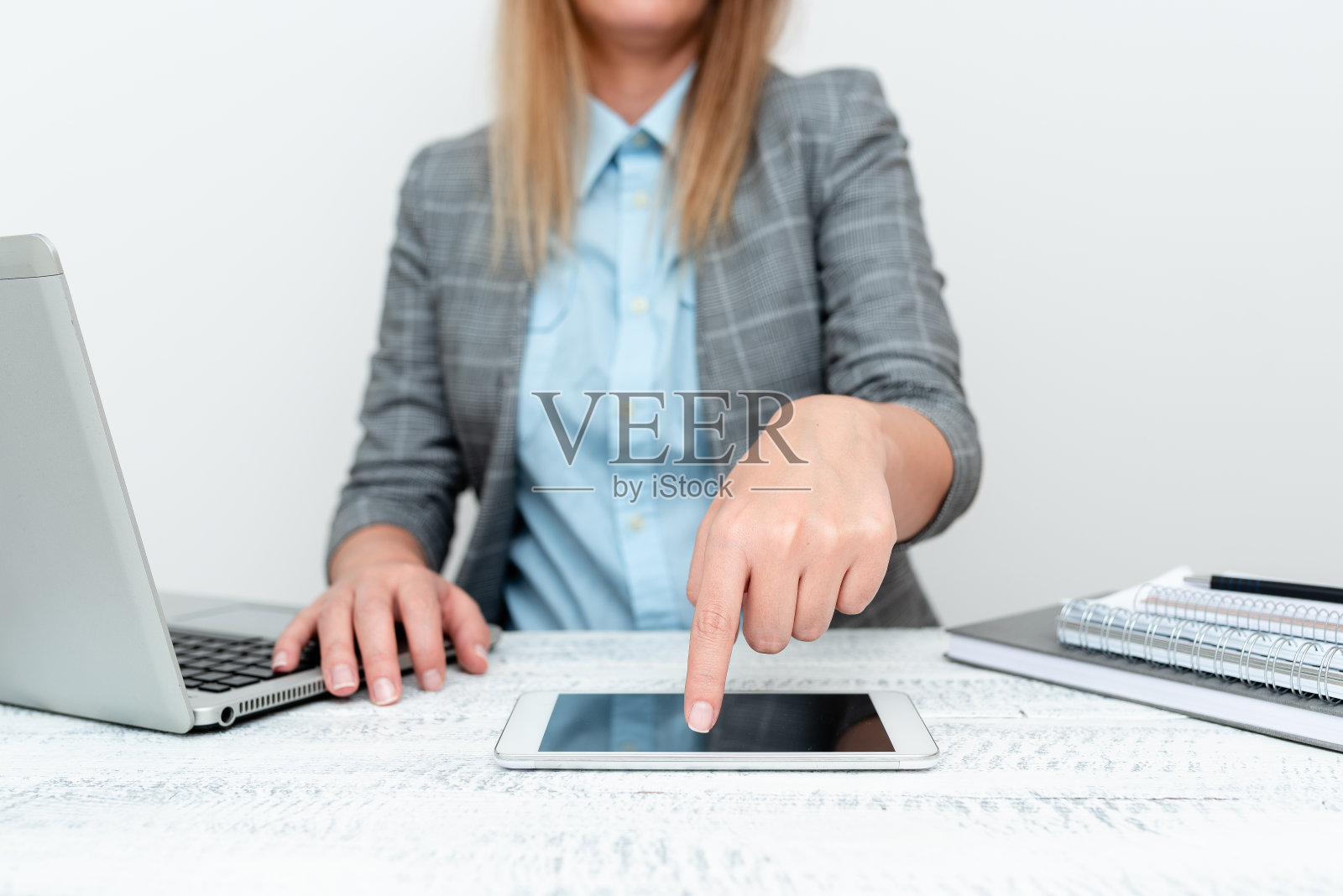 建筑师采访客户，记者收集重要信息，企业家讨论交易，财务顾问提供省钱技巧，秘书面试招聘照片摄影图片