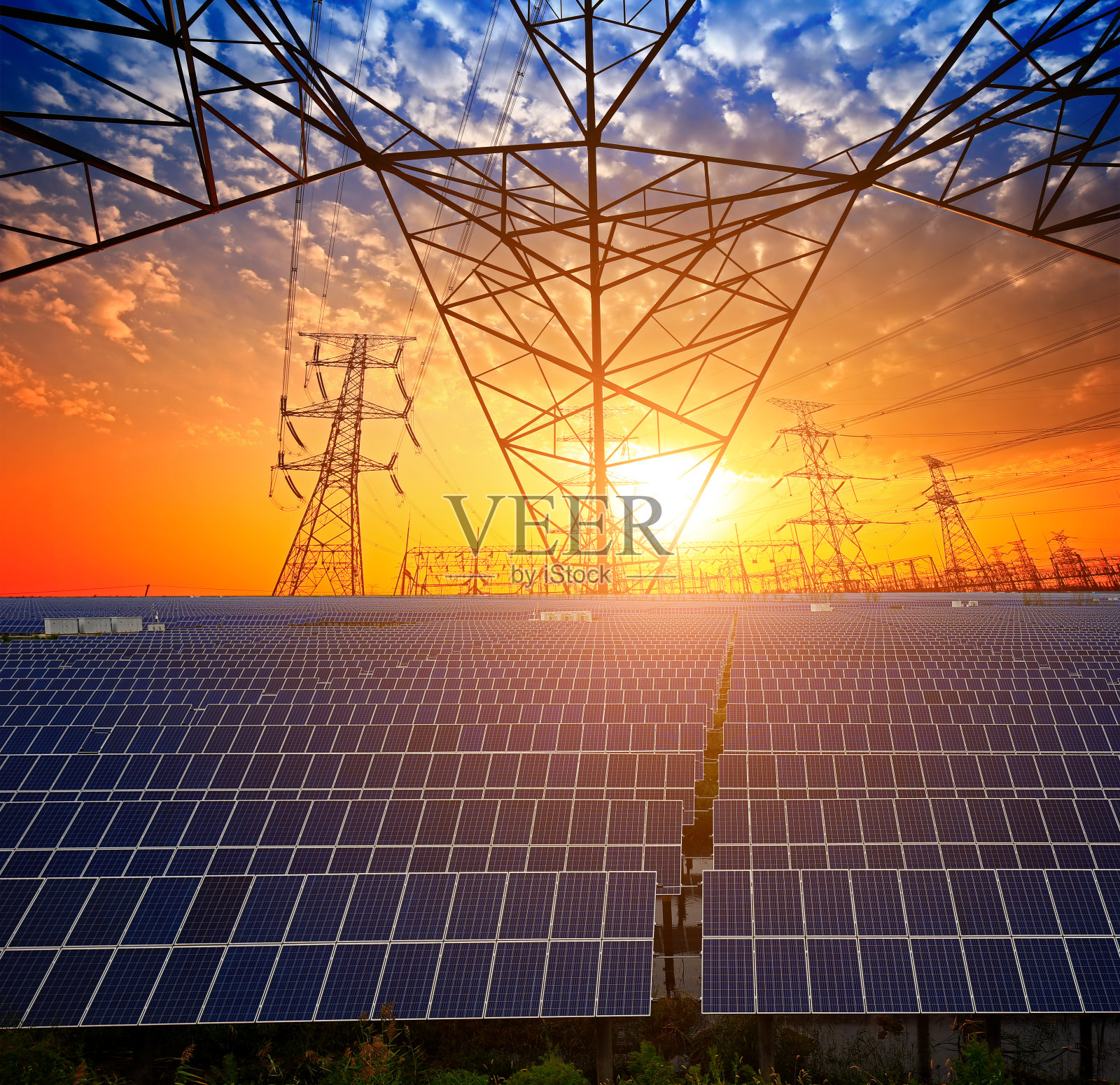 太阳能电池板和电塔，绿色能源照片摄影图片