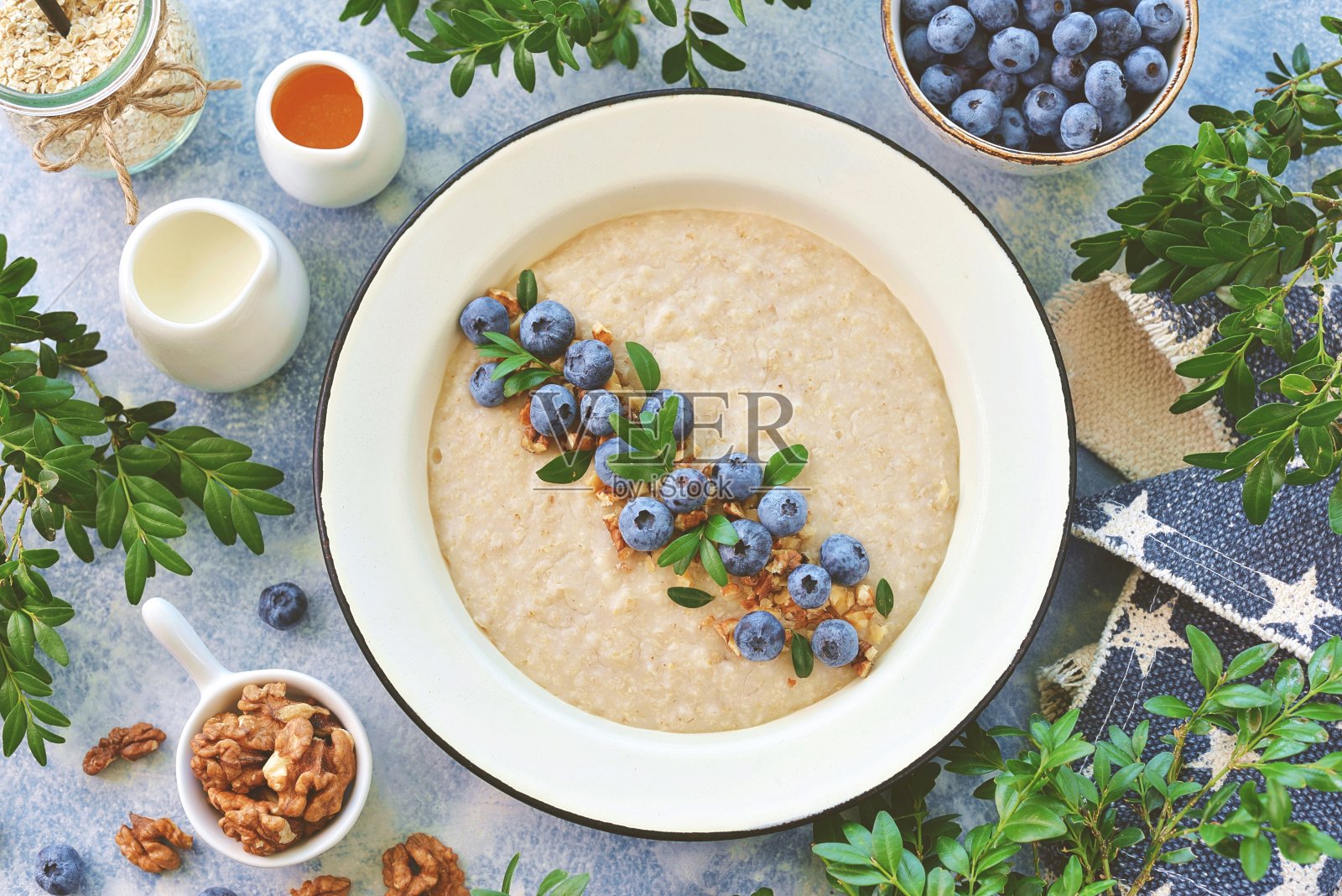 核桃和蓝莓燕麦片。健康的早餐。照片摄影图片