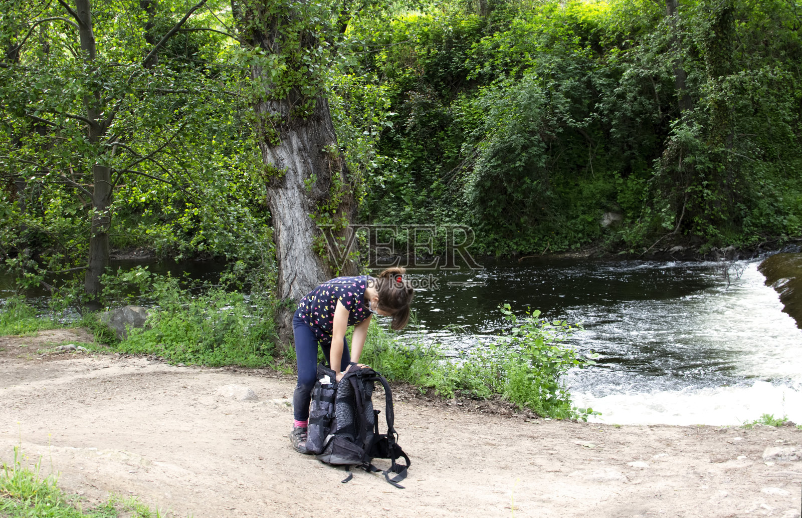 布朗营地的女孩从背包里拿出材料照片摄影图片