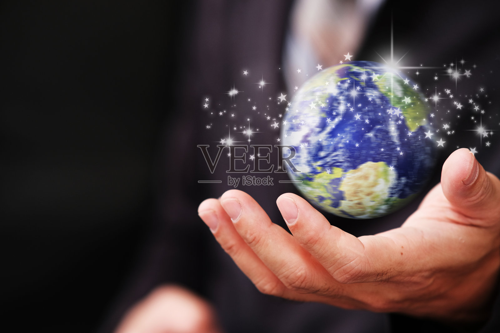 蓝色背景下人类手握地球地球仪，全球网络连接和数据交换，全球通信网络概念照片摄影图片