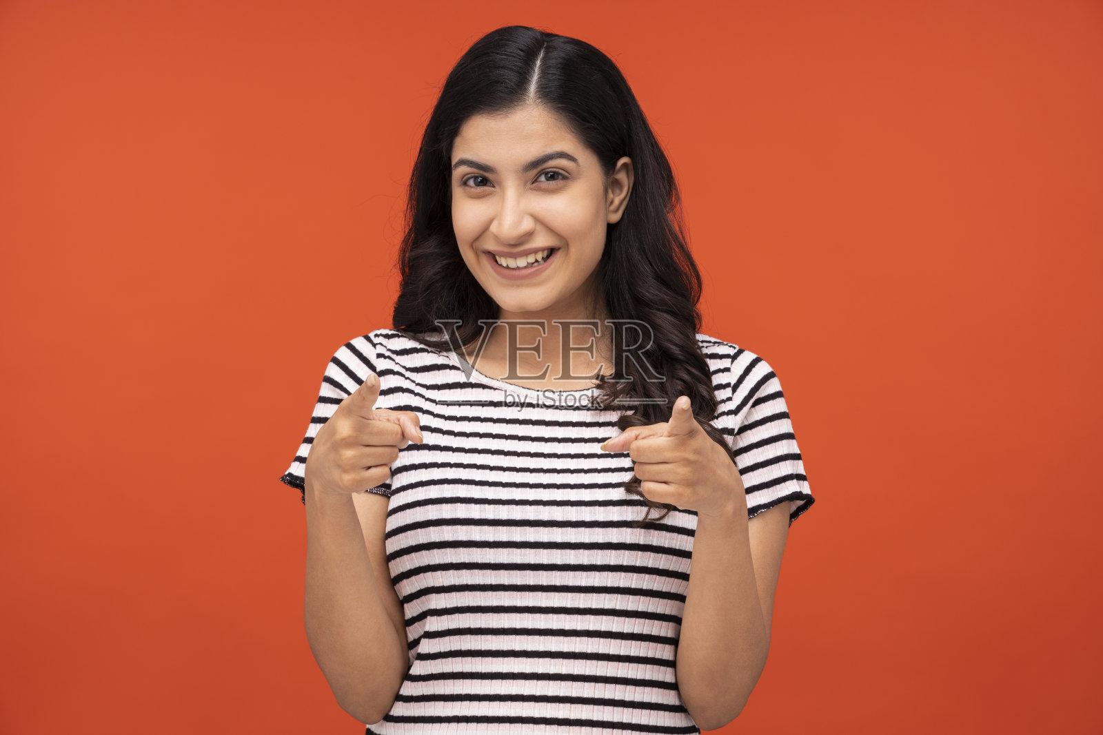 黄色背景上的年轻女子照片摄影图片