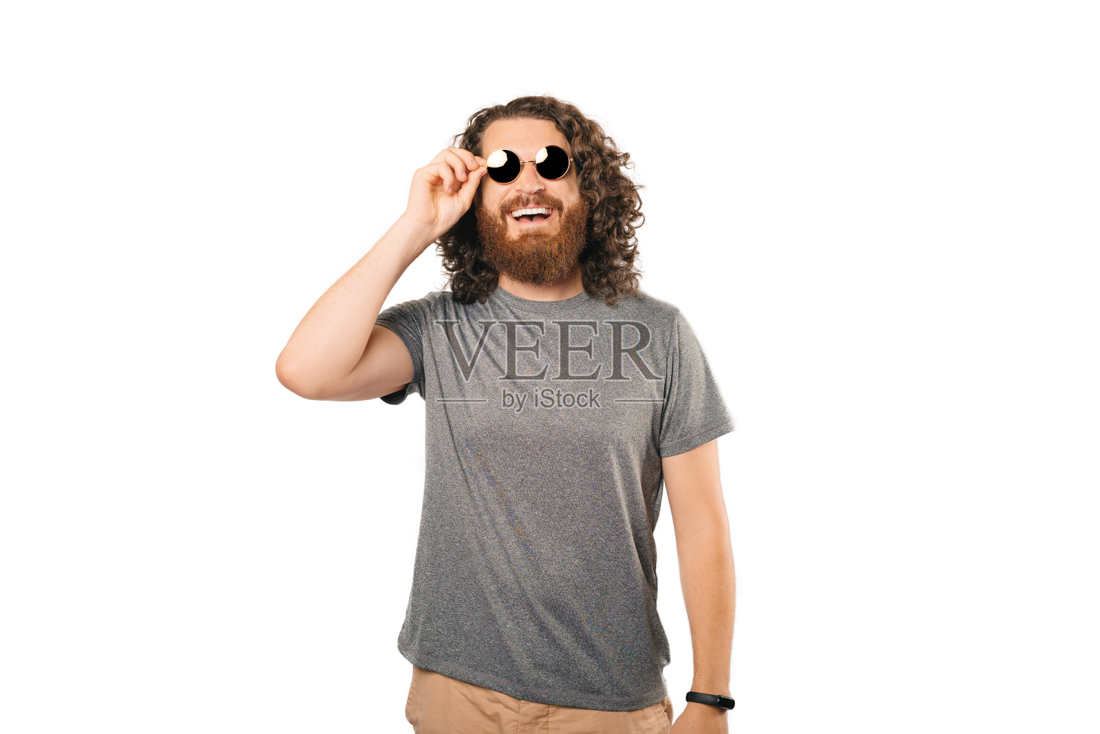 英俊的胡子男子拿着一些太阳镜孤立在白色。照片摄影图片