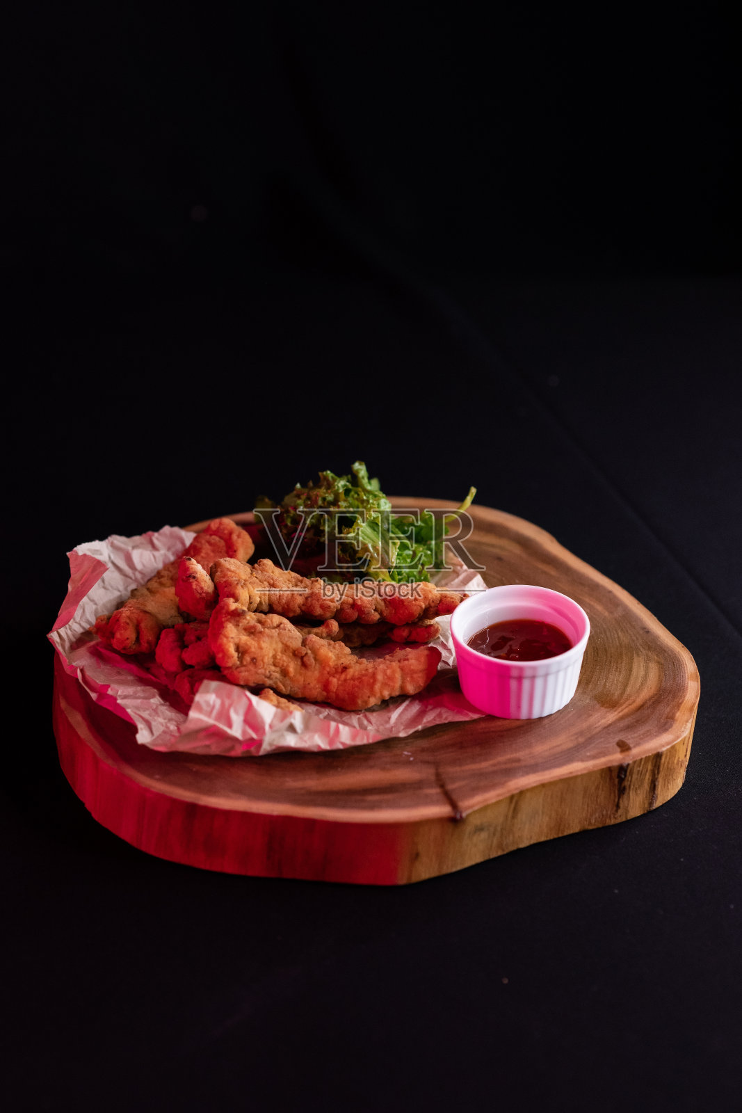 石板炸鸡加番茄酱照片摄影图片