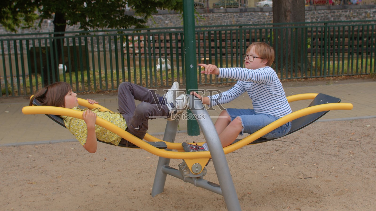 有特殊需要的孩子娱乐。操场可以包容。照片摄影图片