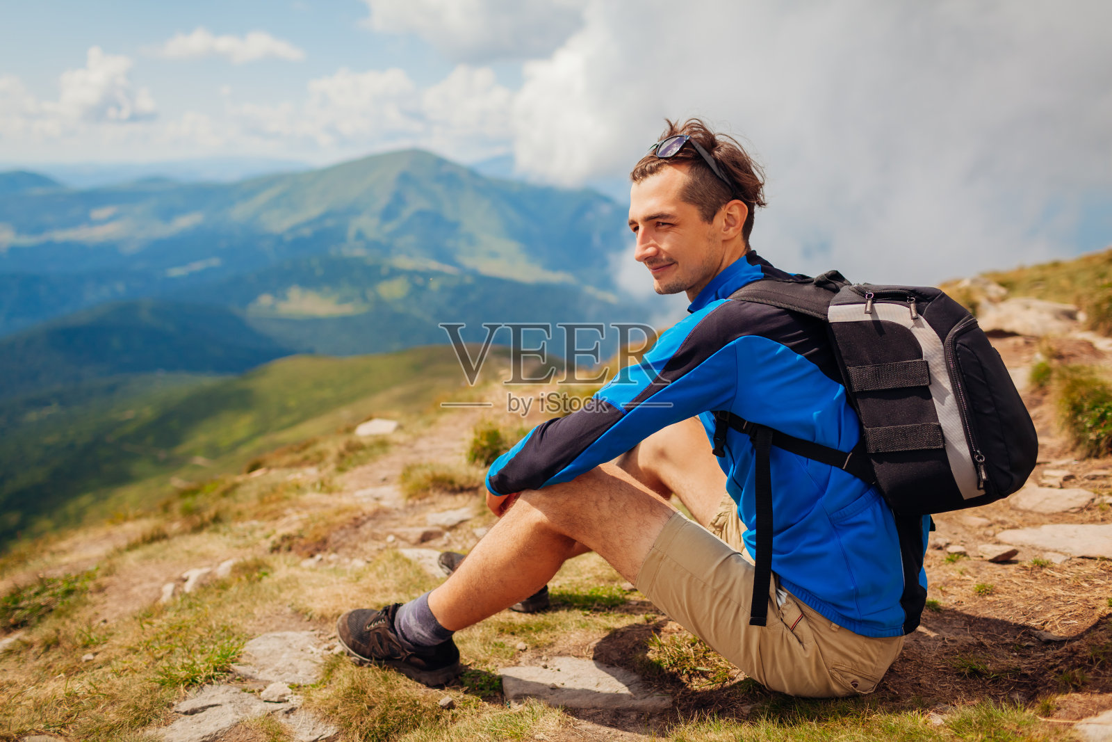 喀尔巴阡山脉之旅。快乐的徒步旅行者与背包休息在Hoverla顶部。夏天去乌克兰旅游照片摄影图片