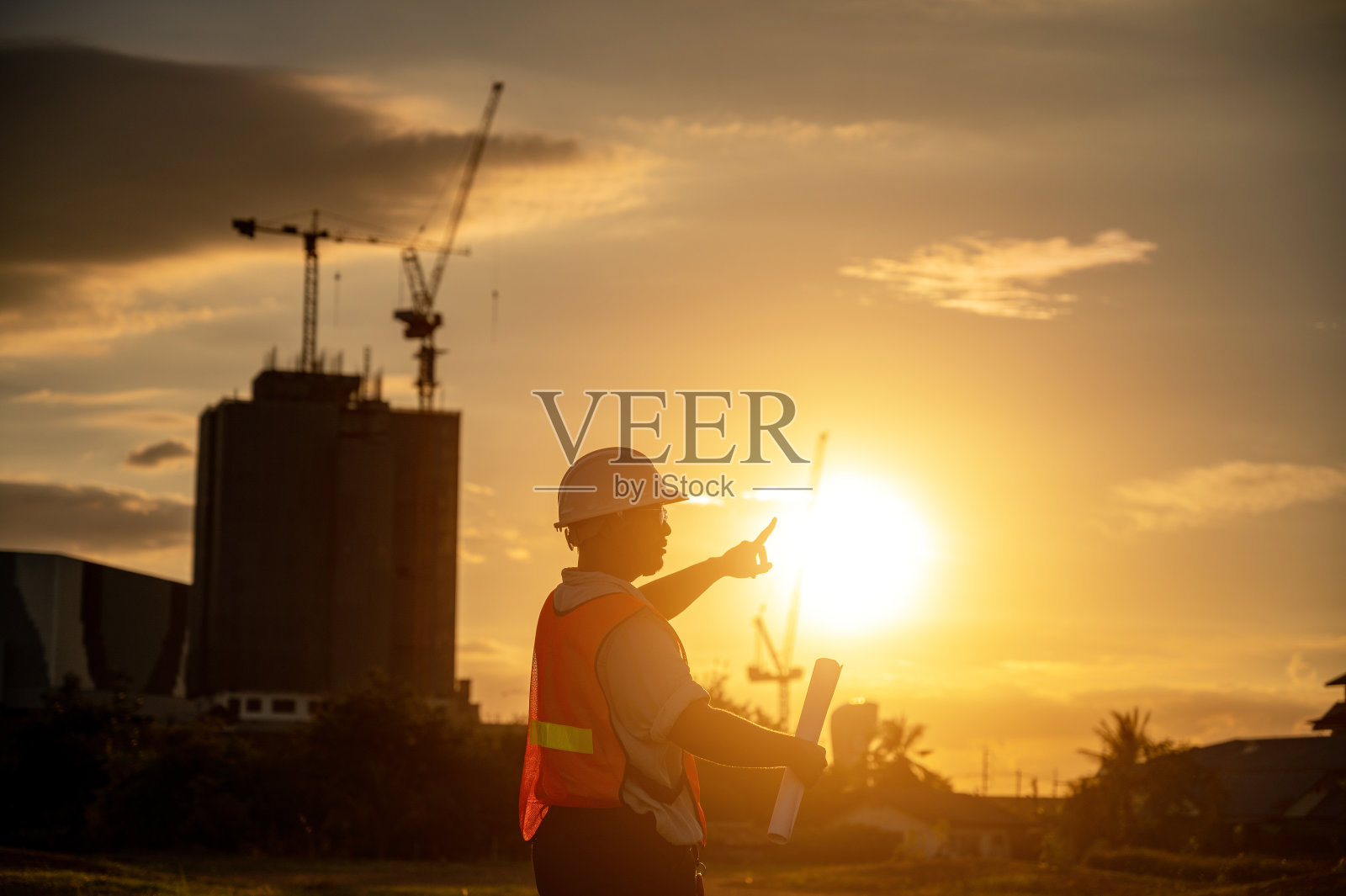 男性工程师在剪影日落时间工地工作照片摄影图片