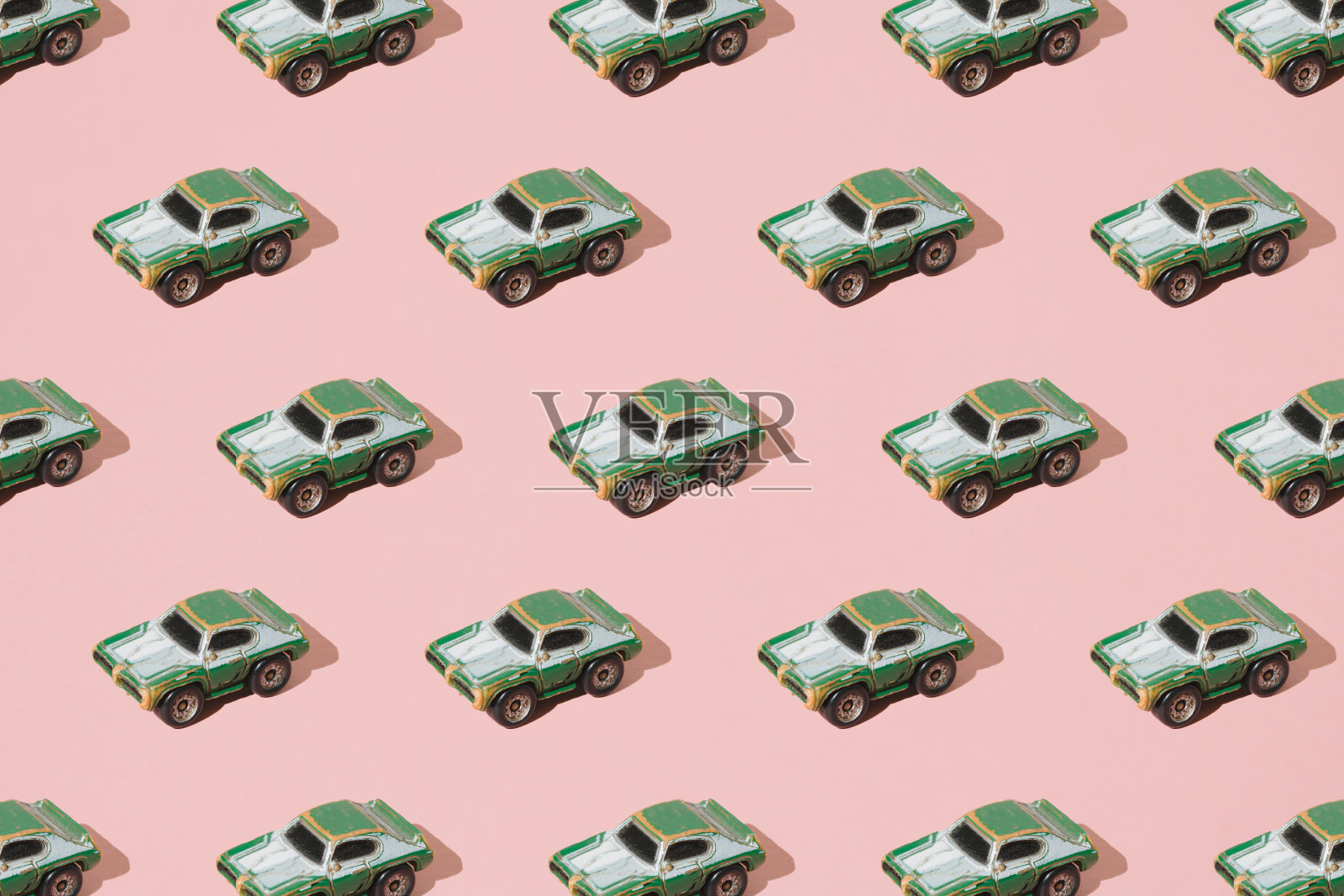 旧金属跑车玩具绿色粉红色的背景。最小的设计。模式。插画图片素材