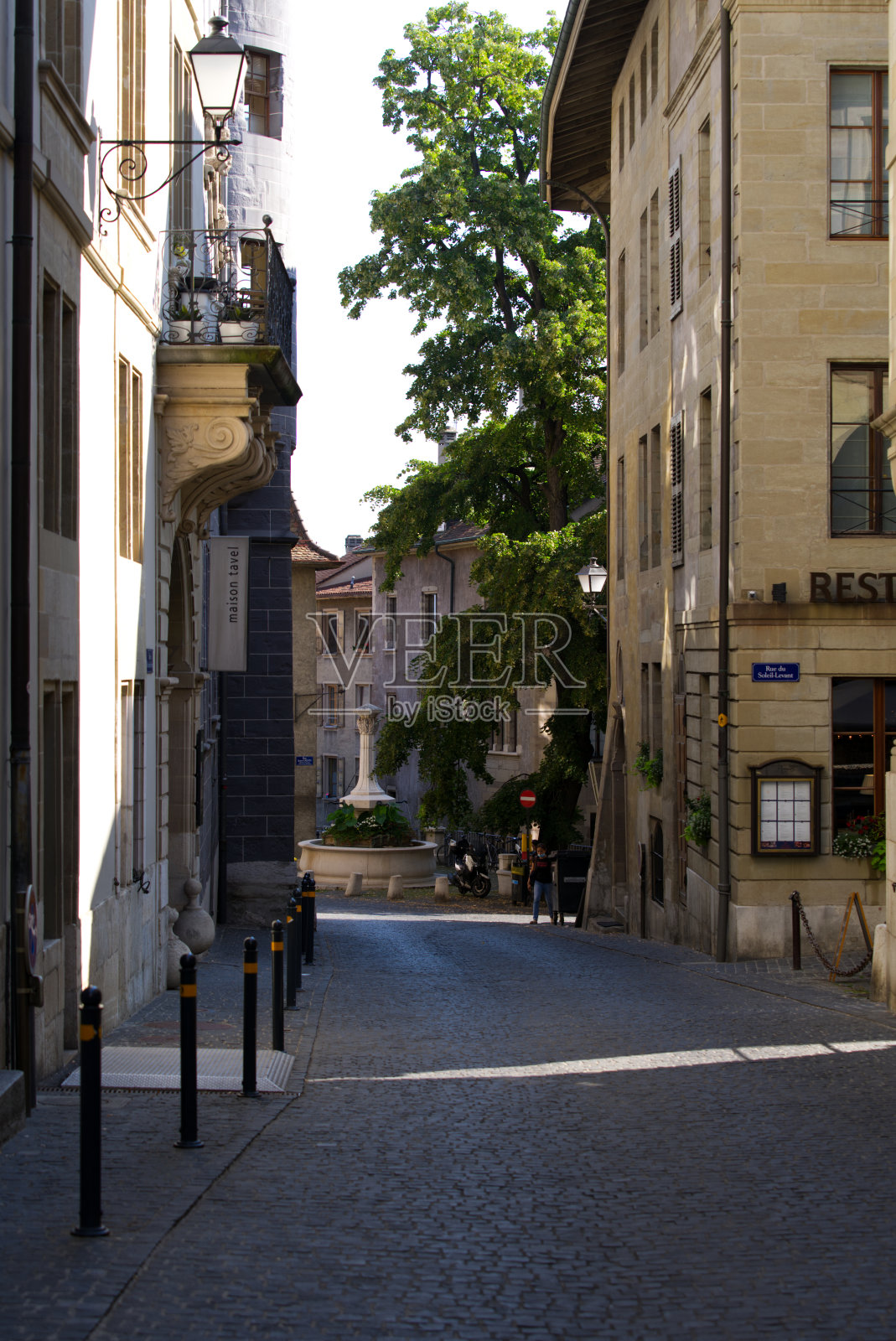 一个阳光明媚的夏日早晨，日内瓦老城的中世纪小巷。照片摄影图片