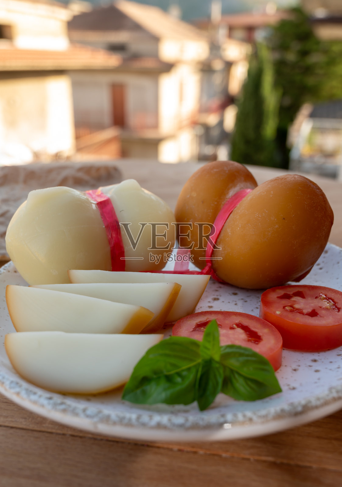 奶酪系列，以意大利房屋为背景的各种意大利牛奶奶酪斯卡莫萨照片摄影图片