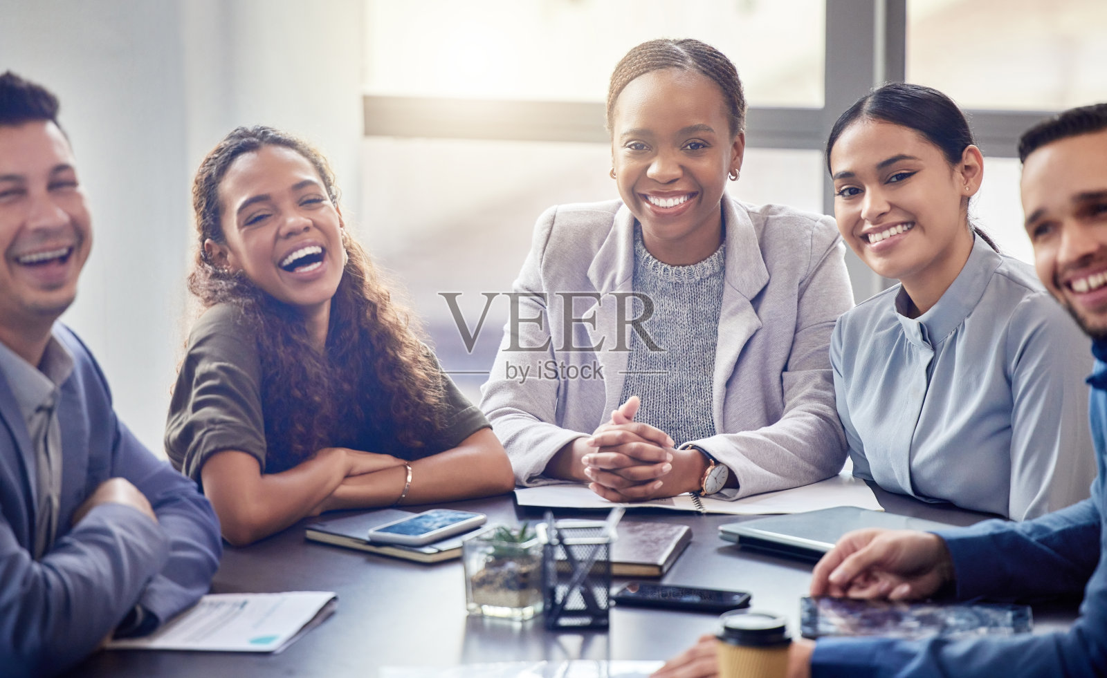 一群同事在会议室开会照片摄影图片