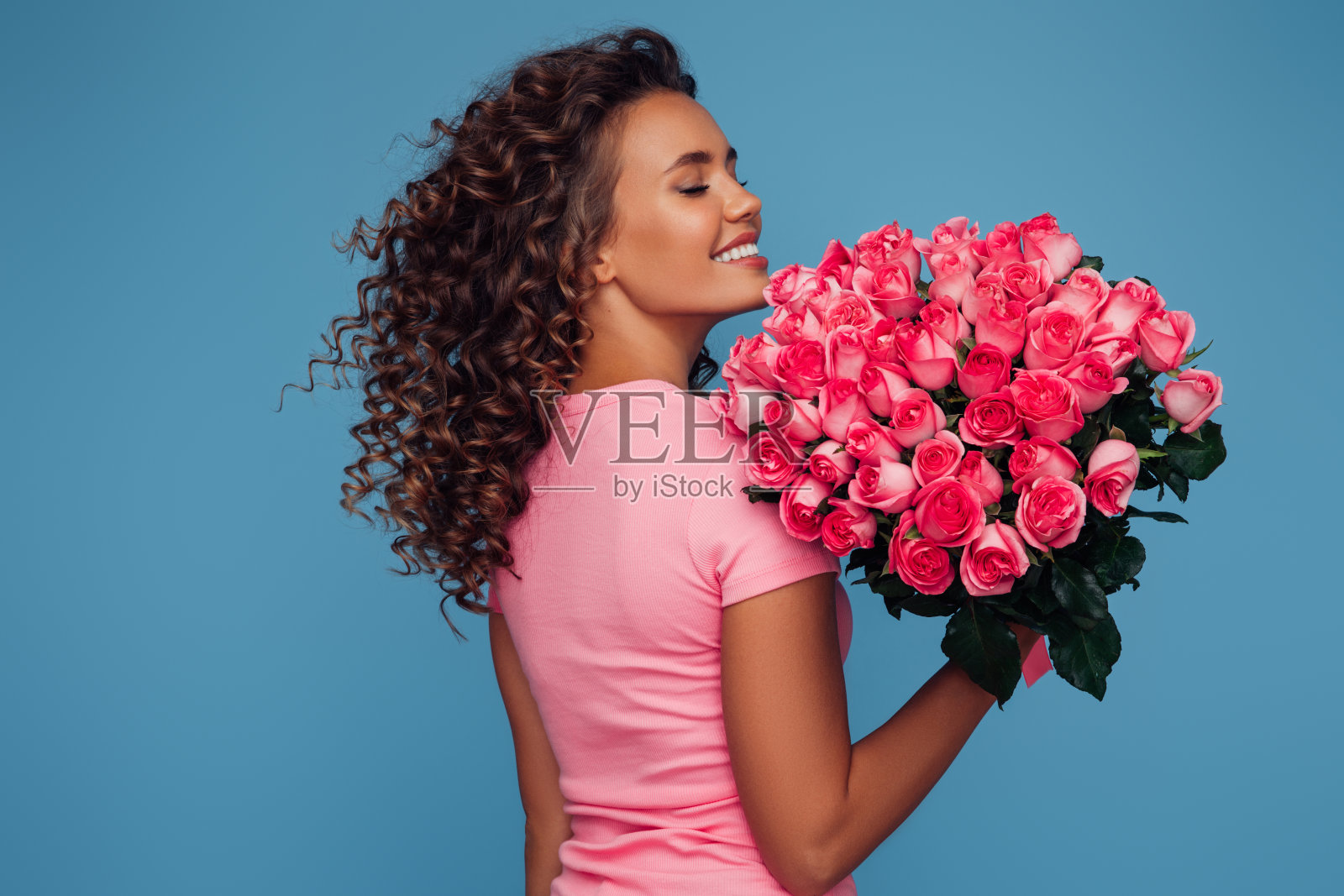 拿着一束花的漂亮女人照片摄影图片