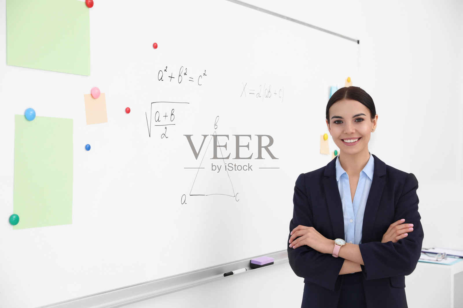 年轻的老师靠近白板在现代的教室。空间的文本照片摄影图片