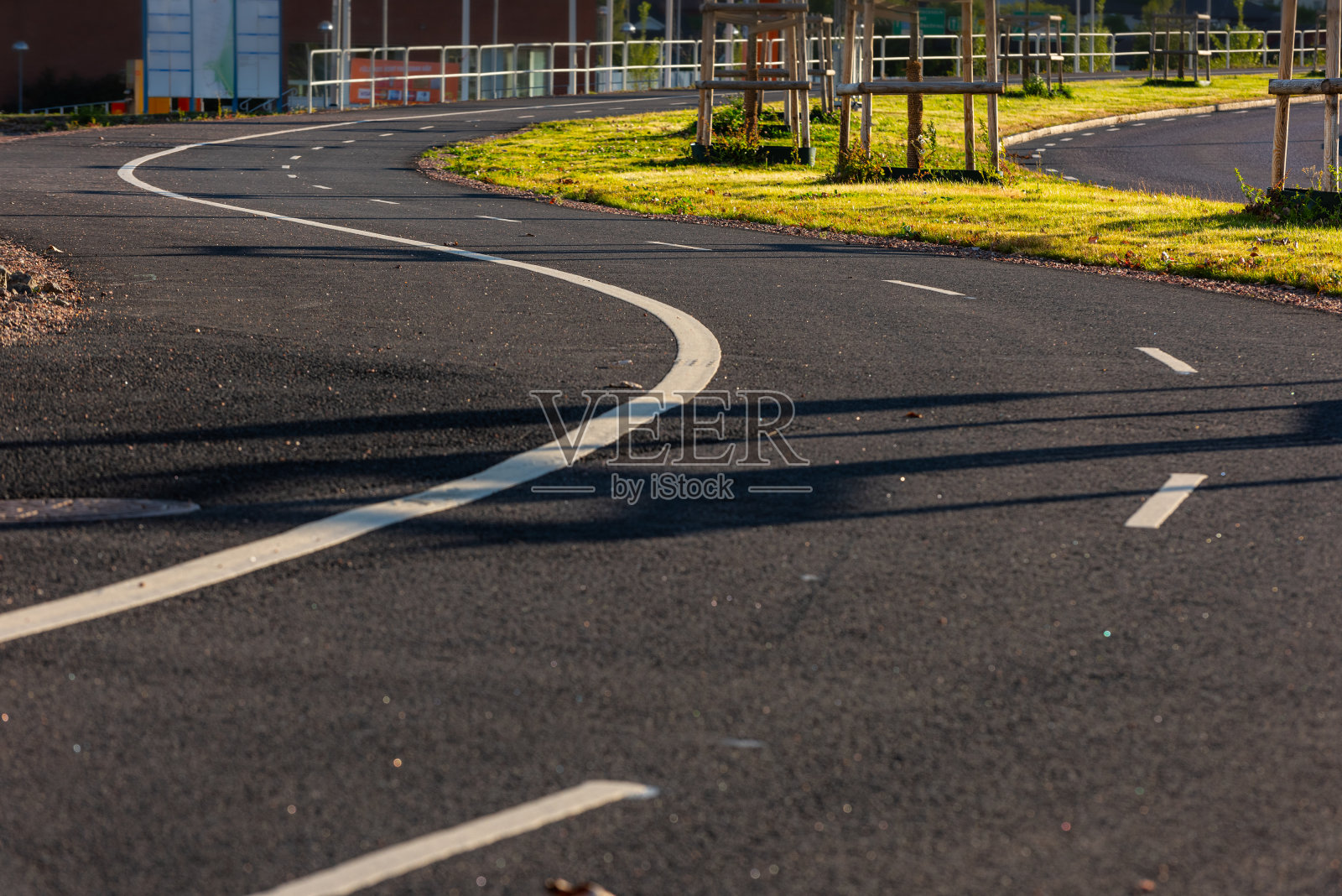 弯弯曲曲的自行车和步行道沿着道路…照片摄影图片
