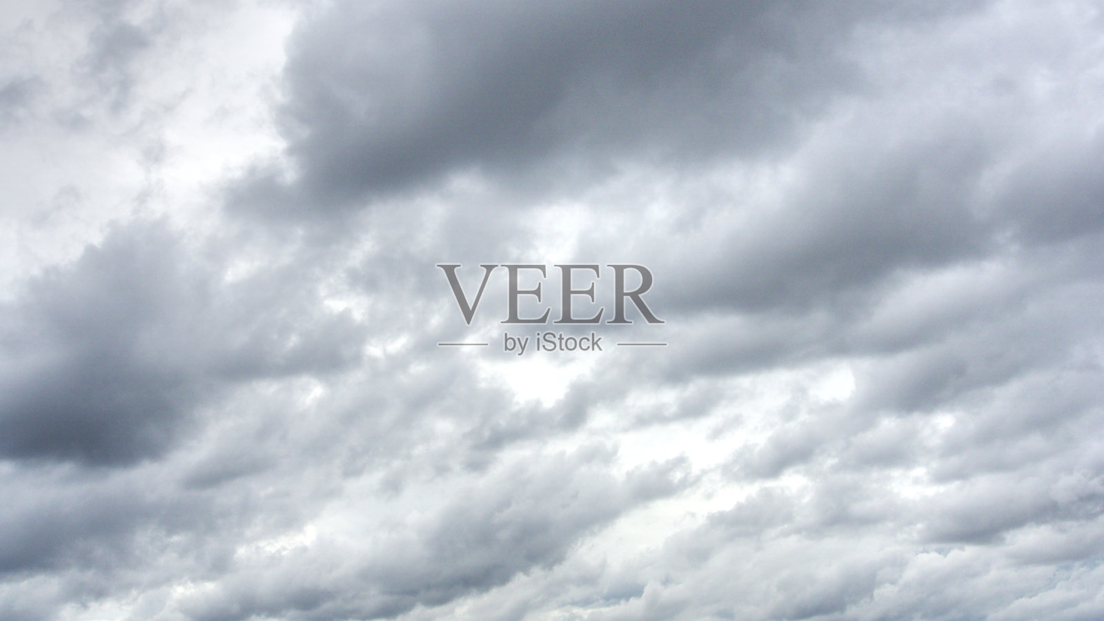 乌云密布的天空下起了许多密密的雨云。照片摄影图片