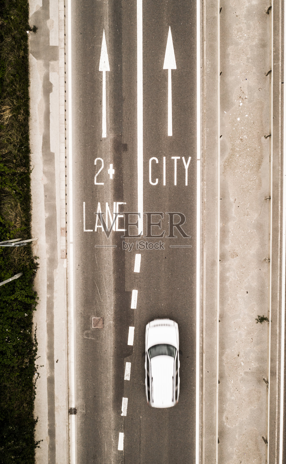 鸟瞰图的道路与城市方向箭头标志和两人拥挤的车道照片摄影图片