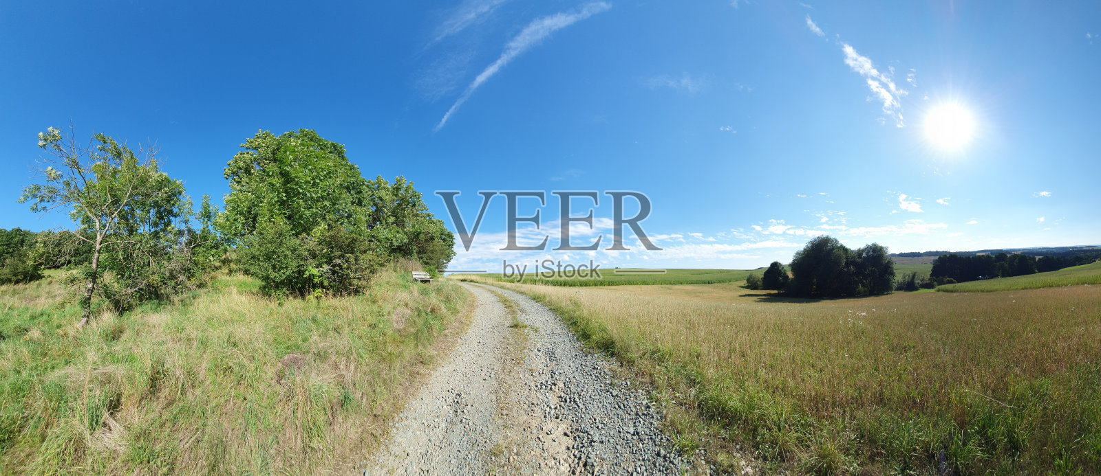 在多云的天空下自然景观的全景照片摄影图片