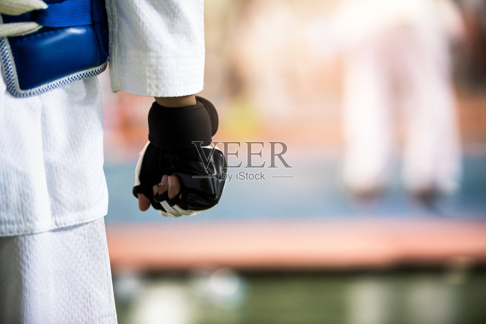 跆拳道运动员的孩子。运动员在跆拳道比赛中热身和打击对手的时刻照片摄影图片