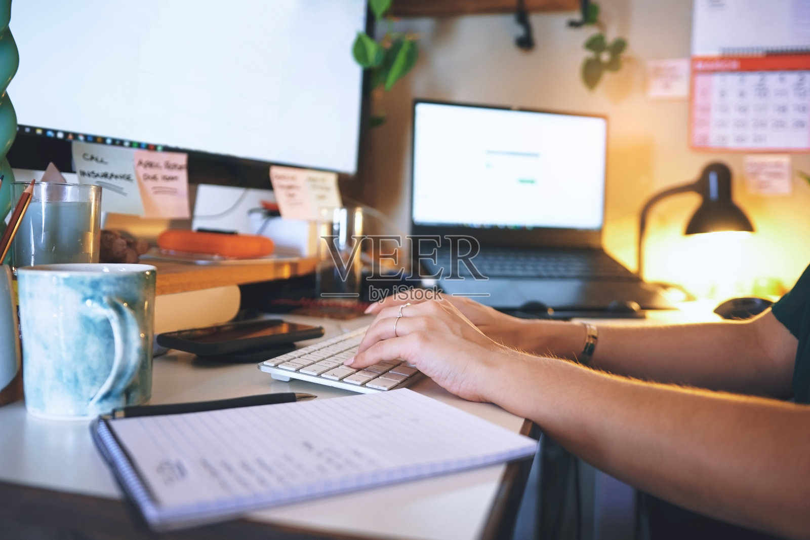 一个不知名的女人独自坐在家里，用电脑工作照片摄影图片