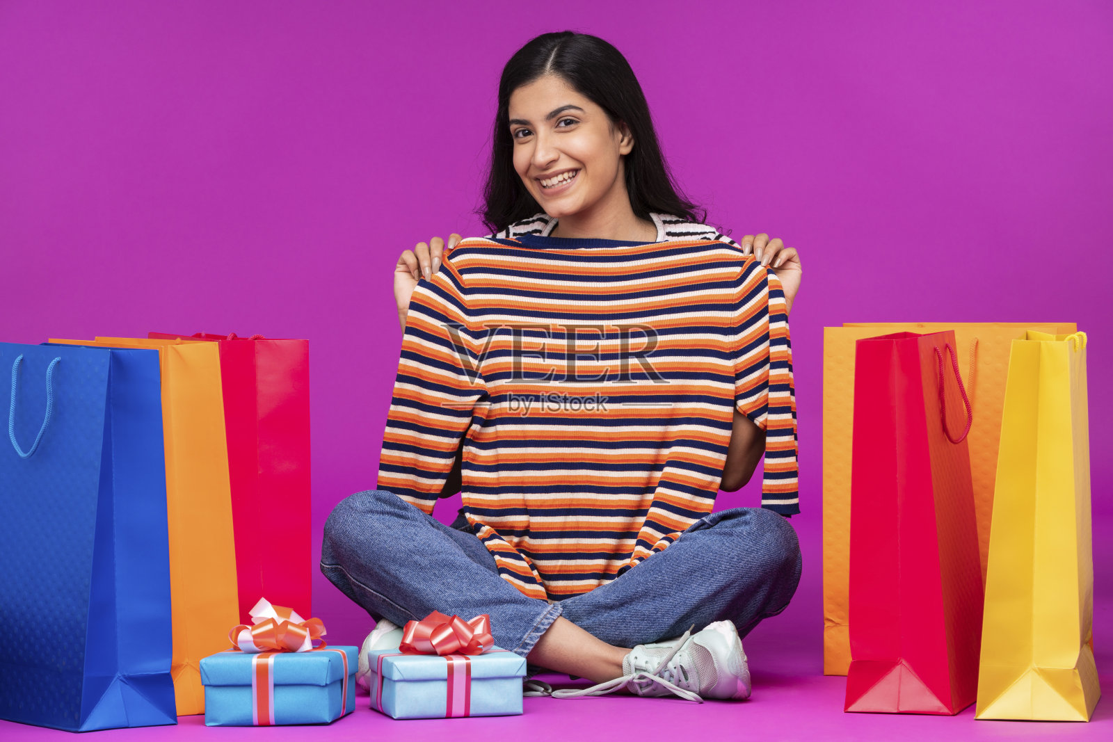 紫色背景的年轻女子照片摄影图片