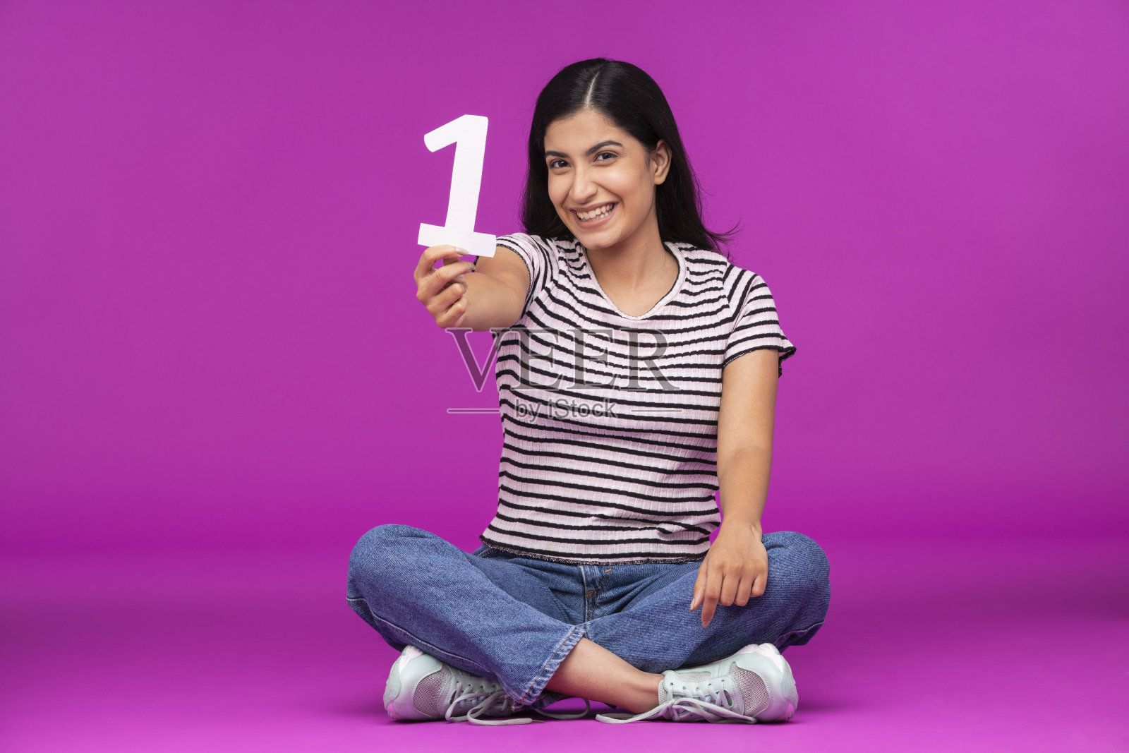 紫色背景的年轻女子照片摄影图片