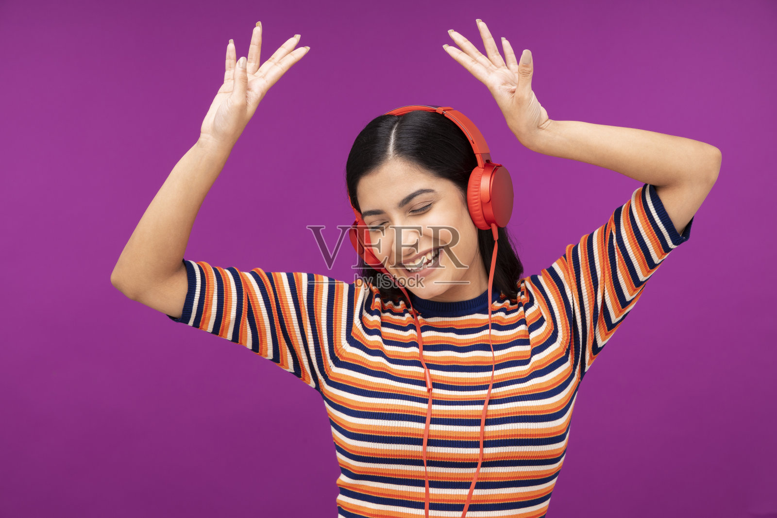 紫色背景的年轻女子照片摄影图片