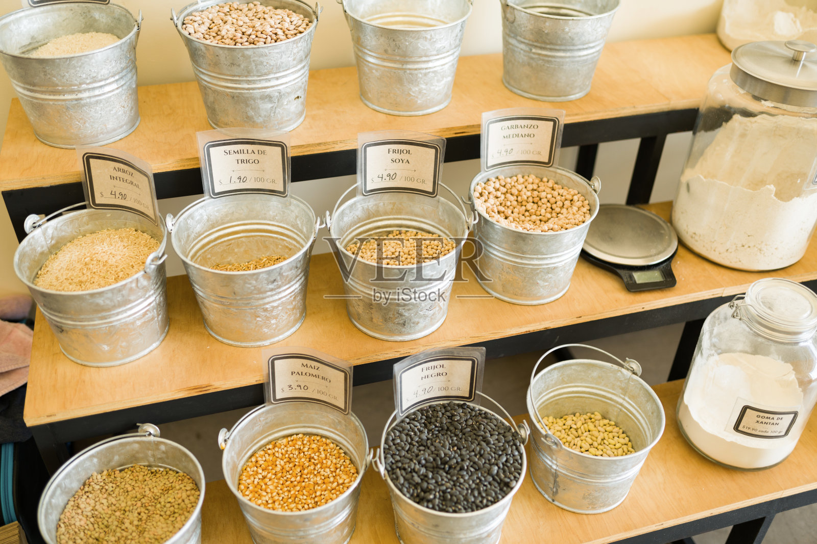 在有机超市买豆子，种子和面粉照片摄影图片